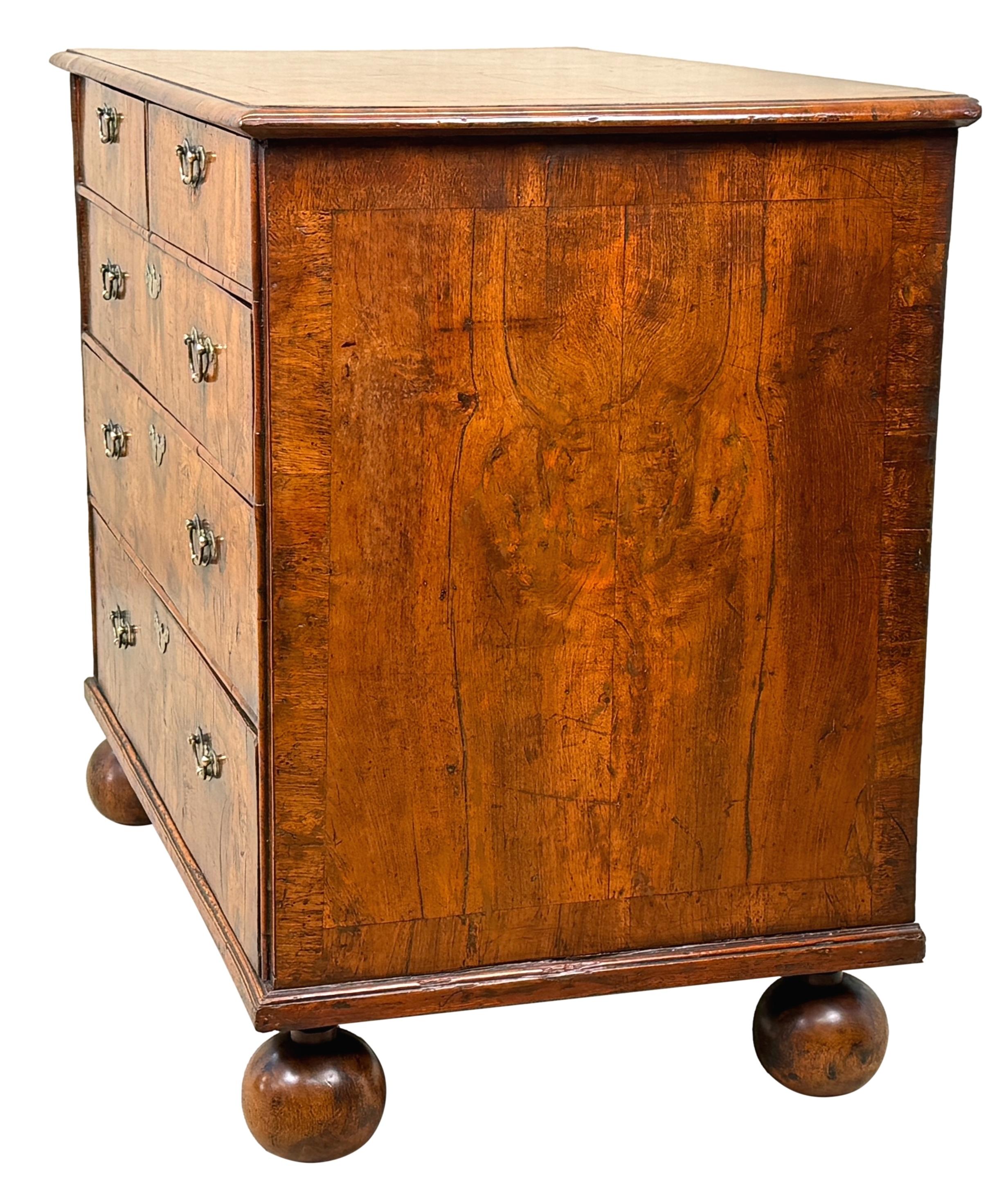 Noce Cassapanca in legno di noce Queen Anne dell'inizio del XVIII secolo in vendita