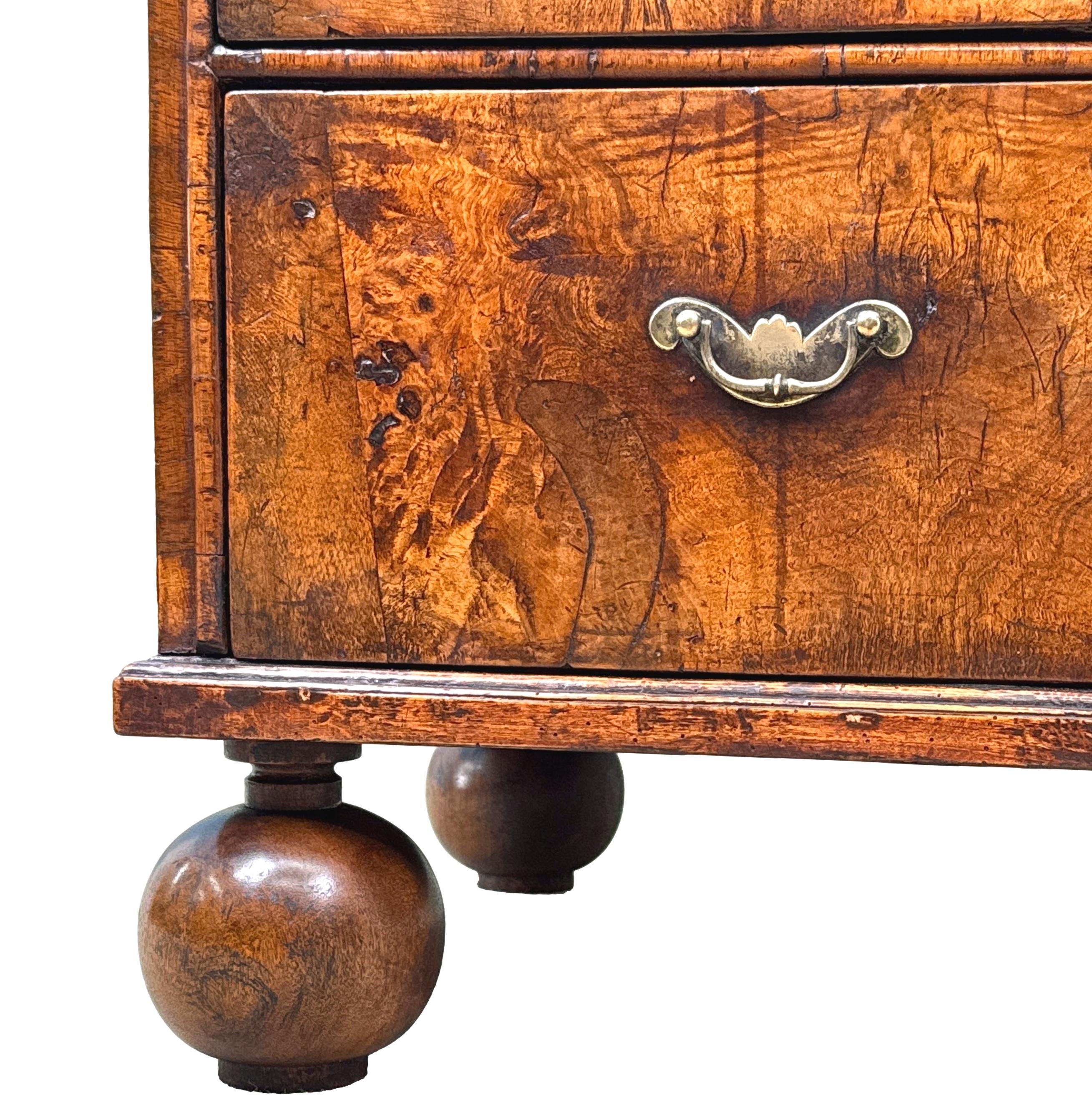 Cassapanca in legno di noce Queen Anne dell'inizio del XVIII secolo in vendita 1