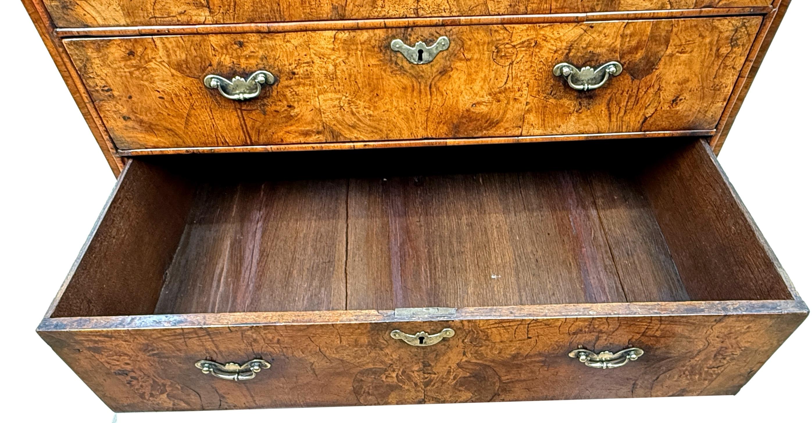 Cassapanca in legno di noce Queen Anne dell'inizio del XVIII secolo in vendita 2