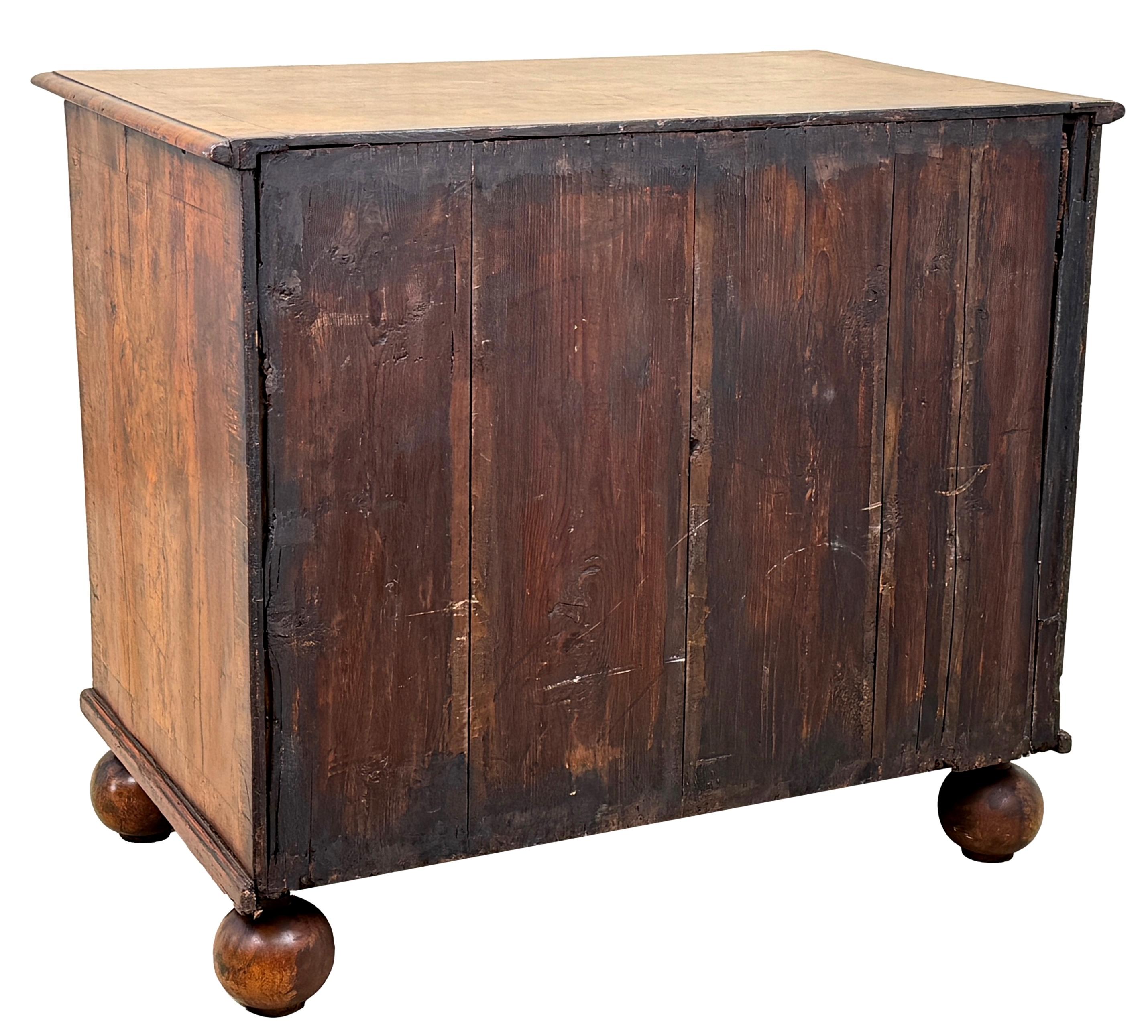 Cassapanca in legno di noce Queen Anne dell'inizio del XVIII secolo in vendita 3