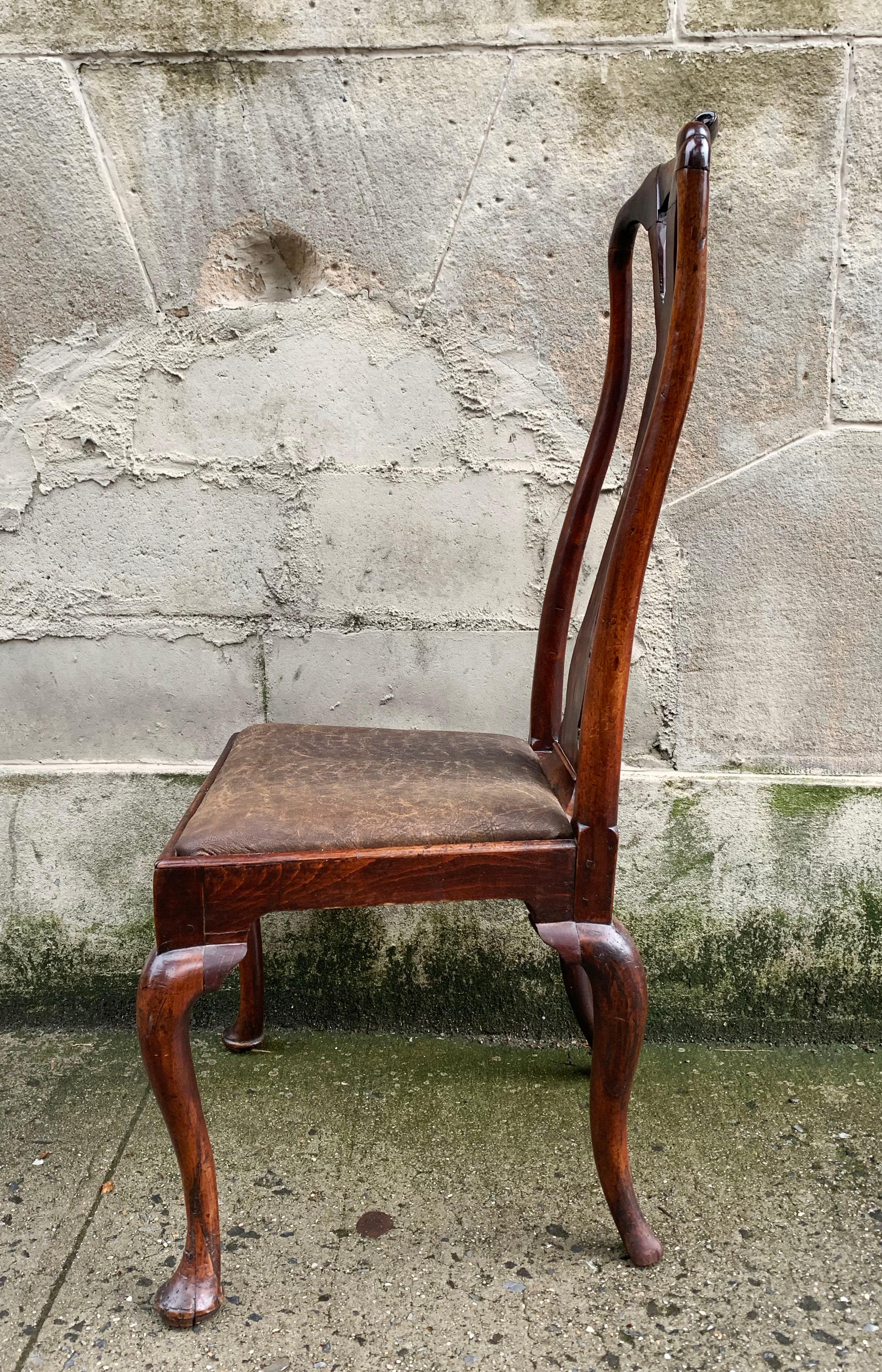 English Early 18th Century Queen Anne Walnut Side Chair For Sale