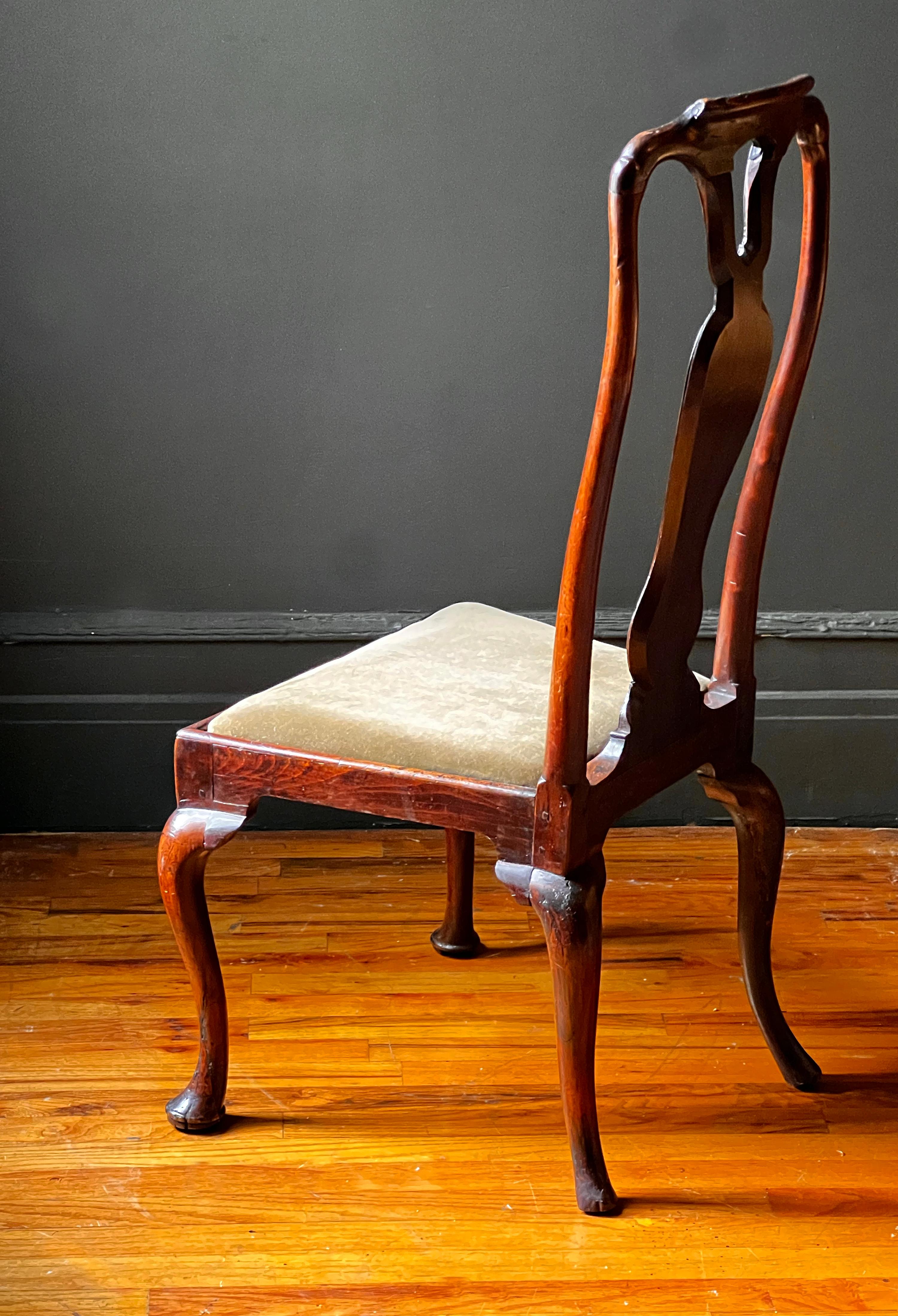 Early 18th Century Queen Anne Walnut Side Chair in Olive Velvet In Excellent Condition For Sale In Brooklyn, NY