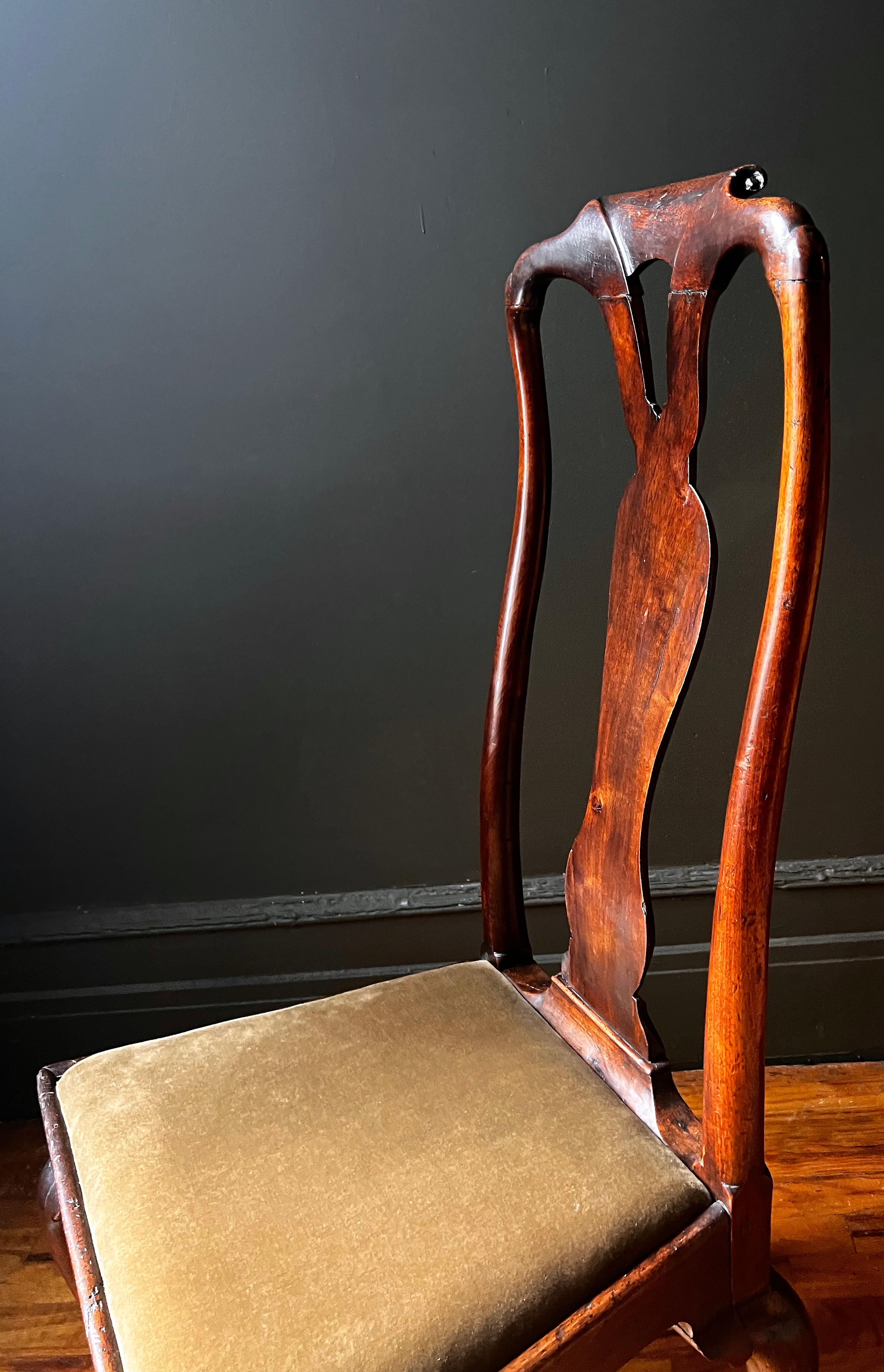 Early 18th Century Queen Anne Walnut Side Chair in Olive Velvet For Sale 1