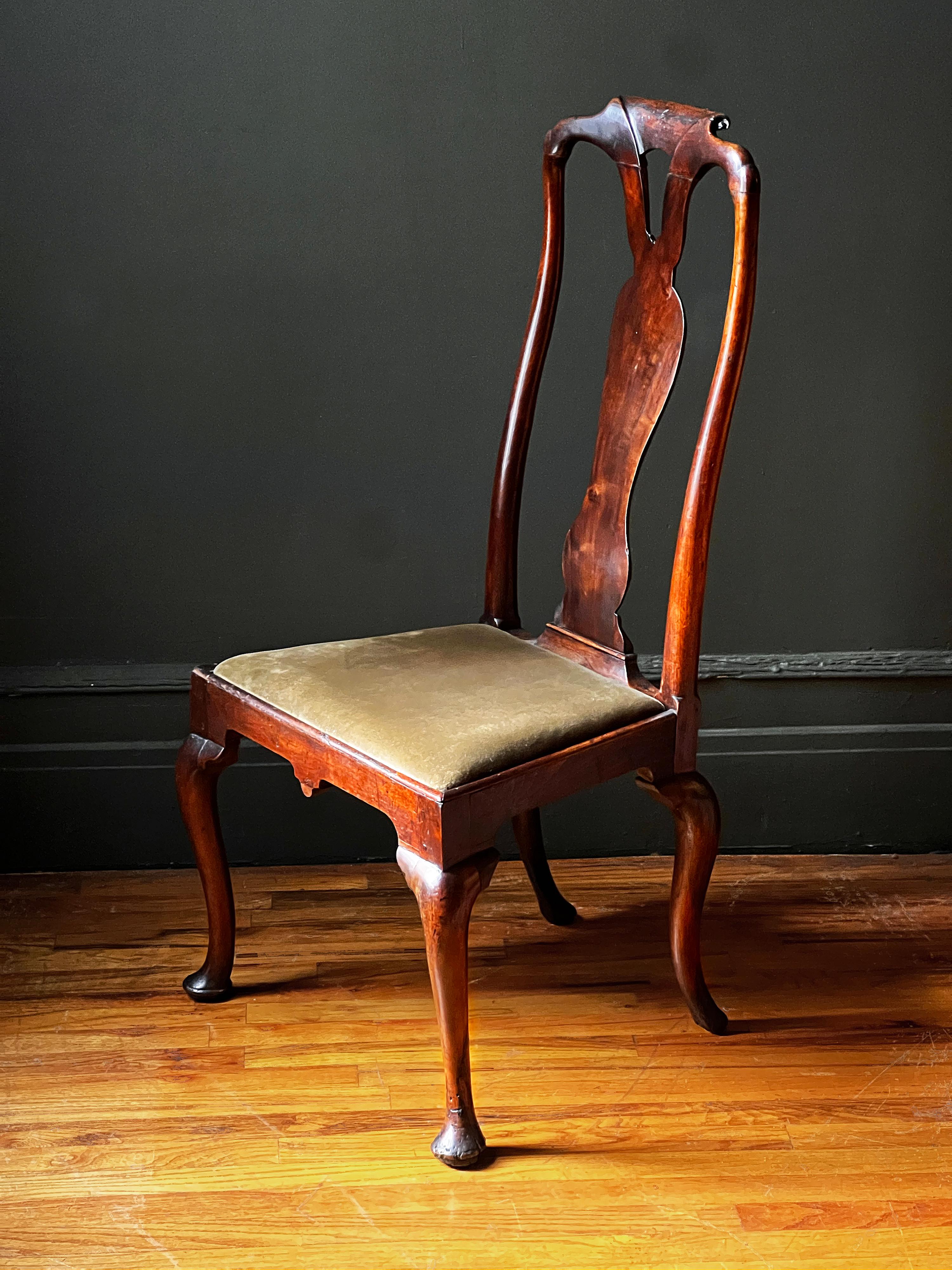 Early 18th Century Queen Anne Walnut Side Chair in Olive Velvet For Sale 4