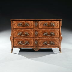 Commode en loupe d'érable de Régence du début du 18e siècle Attribuée à Thomas Hache