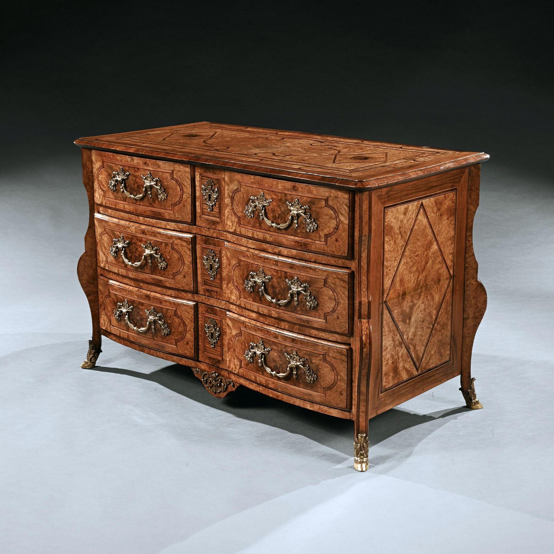 Early 18th Century Regence Burr Maple Commode Attributed to Thomas Hache In Good Condition For Sale In Benington, Herts