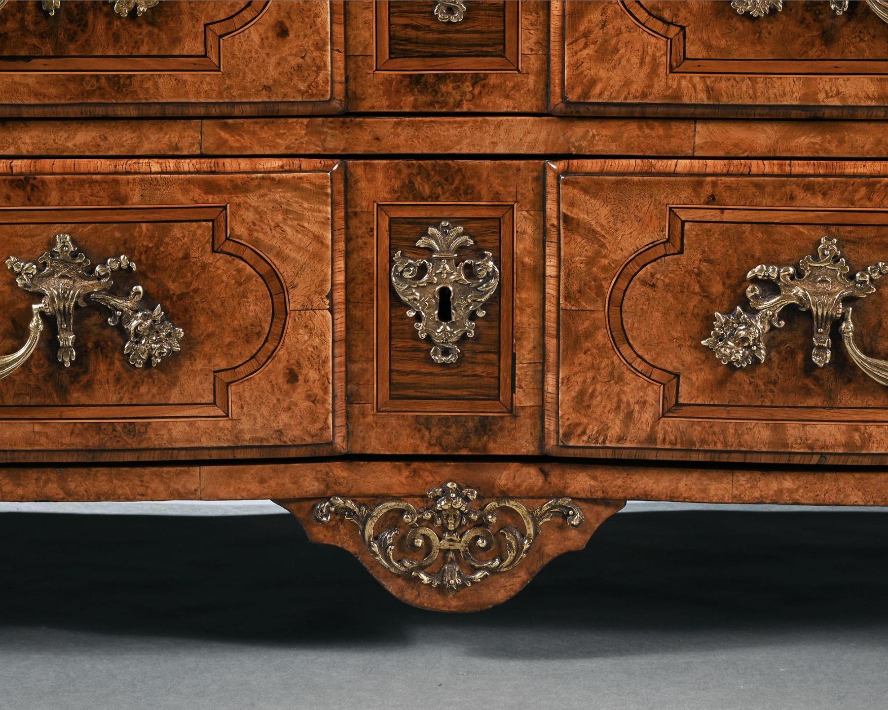 Early 18th Century Regence Burr Maple Commode Attributed to Thomas Hache For Sale 2