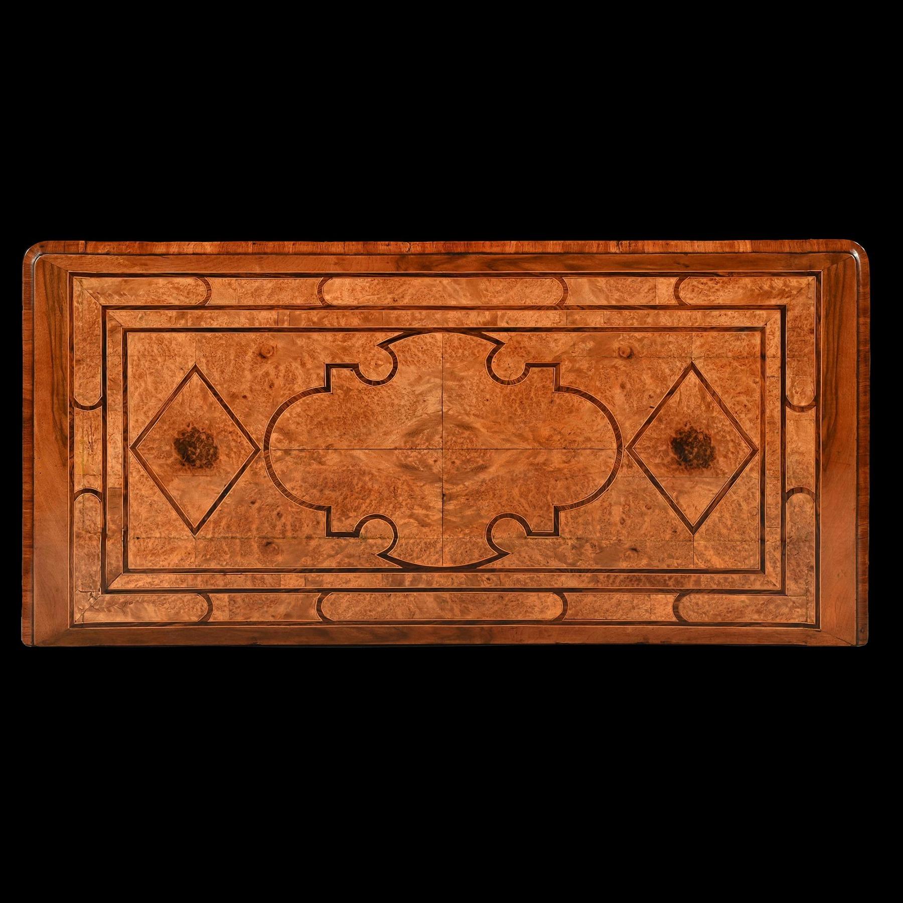 Early 18th Century Regence Burr Maple Commode Attributed to Thomas Hache For Sale 4