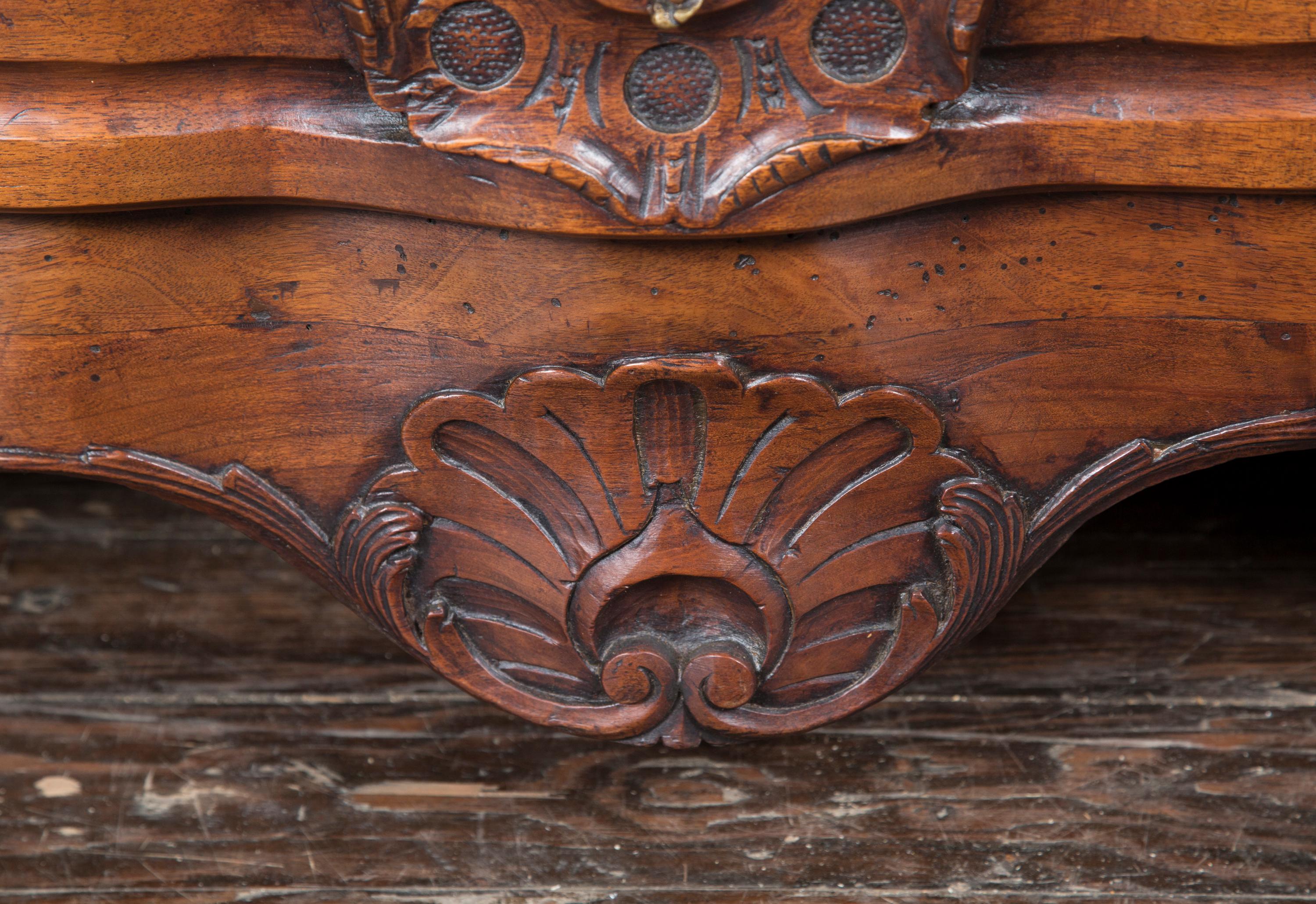 Early 18th Century Regence Period Lyonnaise Walnut Commode / Chest of Drawers For Sale 5