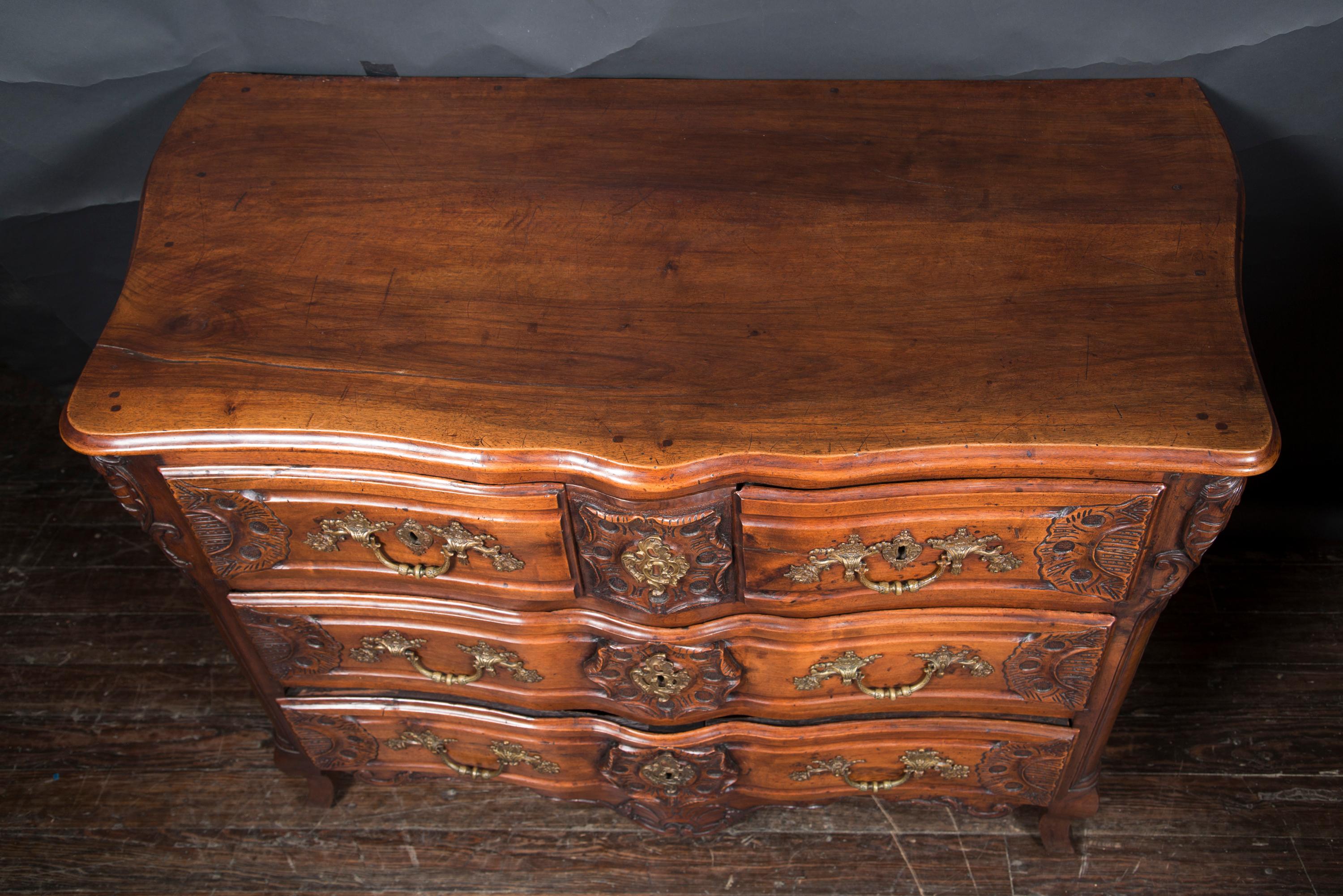 Early 18th Century Regence Period Lyonnaise Walnut Commode / Chest of Drawers For Sale 6
