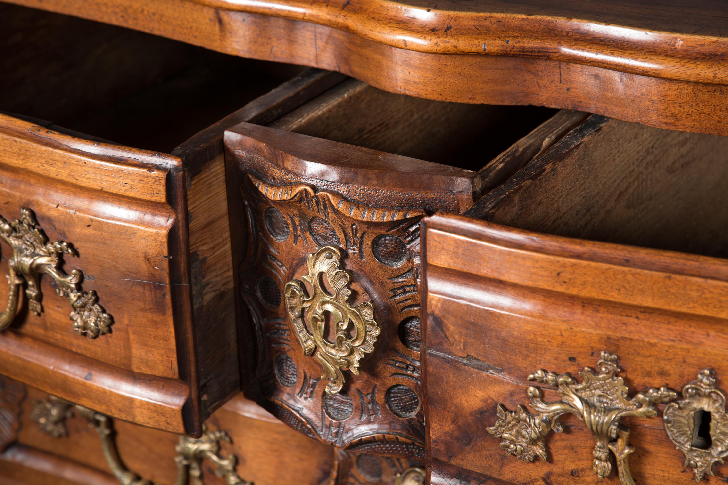 Early 18th Century Regence Period Lyonnaise Walnut Commode / Chest of Drawers In Excellent Condition For Sale In New Orleans, LA