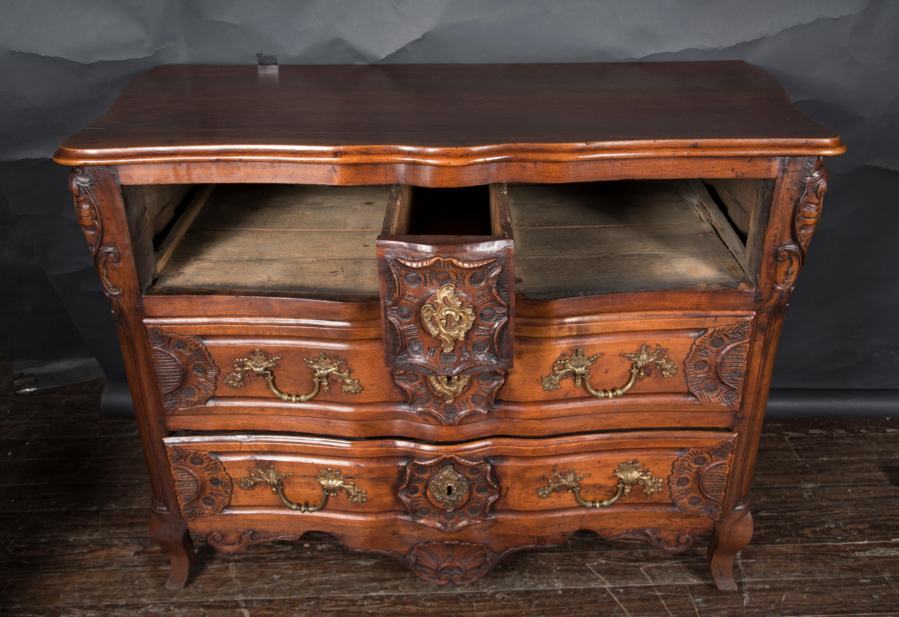 Early 18th Century Regence Period Lyonnaise Walnut Commode / Chest of Drawers For Sale 1