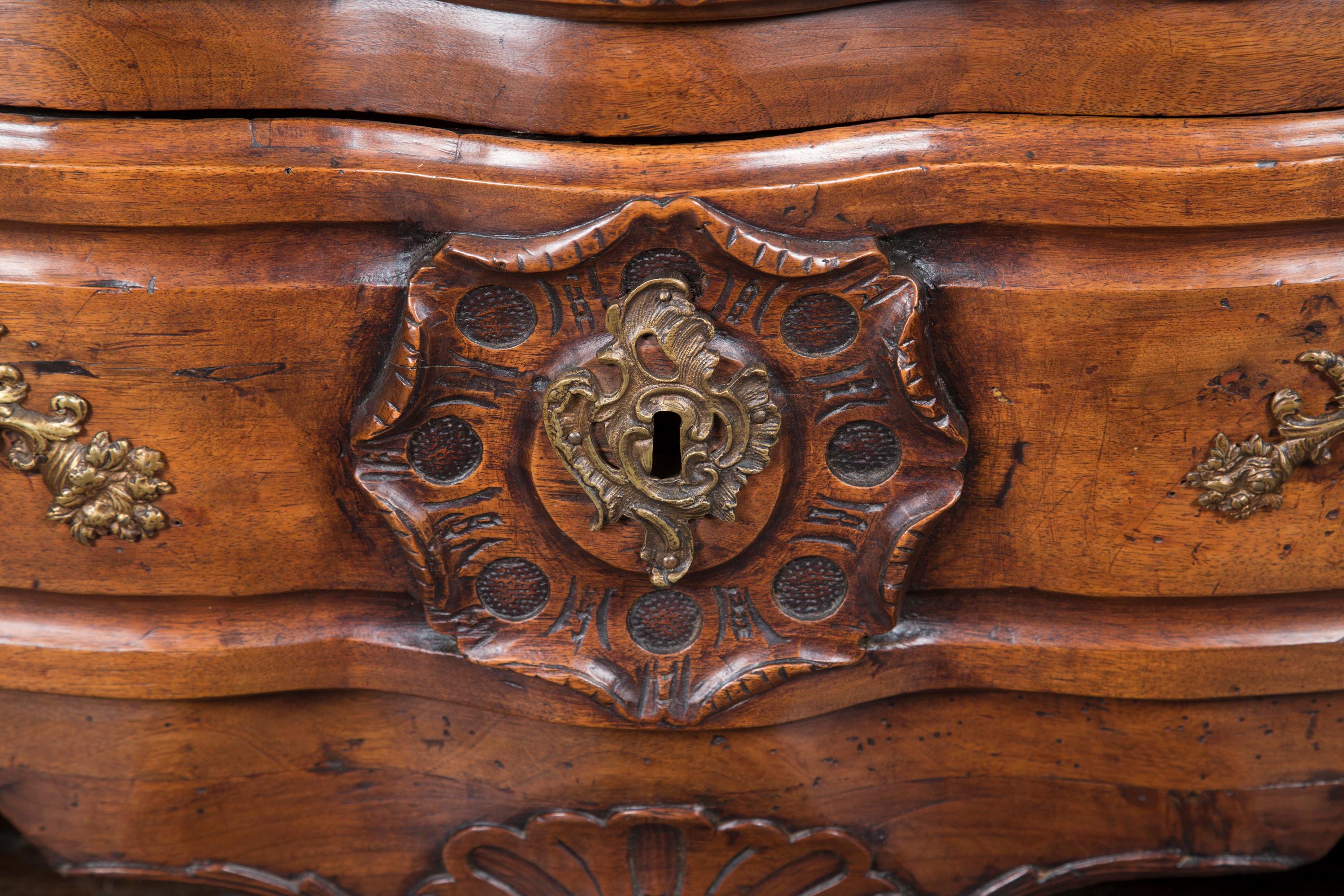 Early 18th Century Regence Period Lyonnaise Walnut Commode / Chest of Drawers For Sale 2