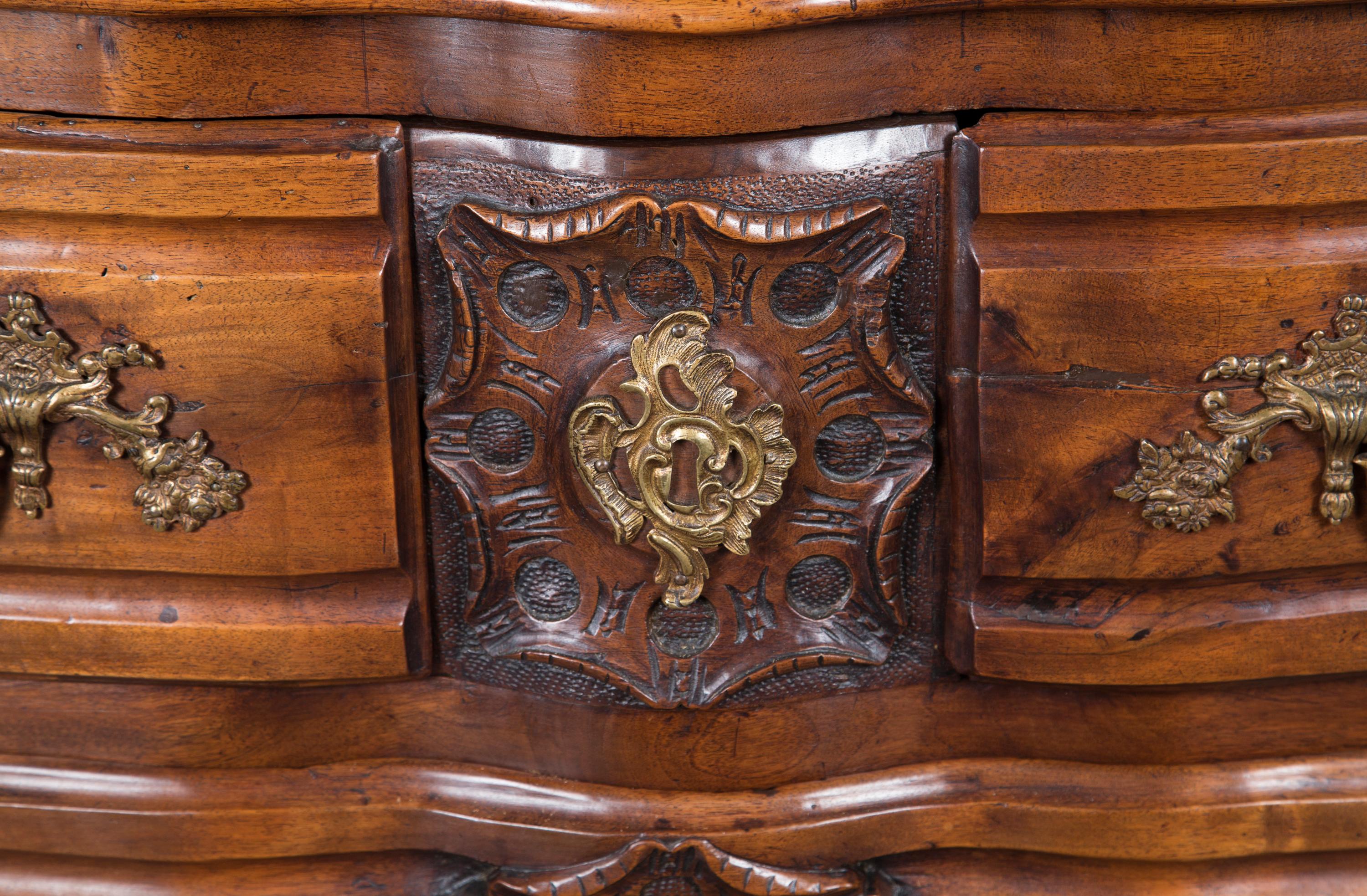 Early 18th Century Regence Period Lyonnaise Walnut Commode / Chest of Drawers For Sale 3