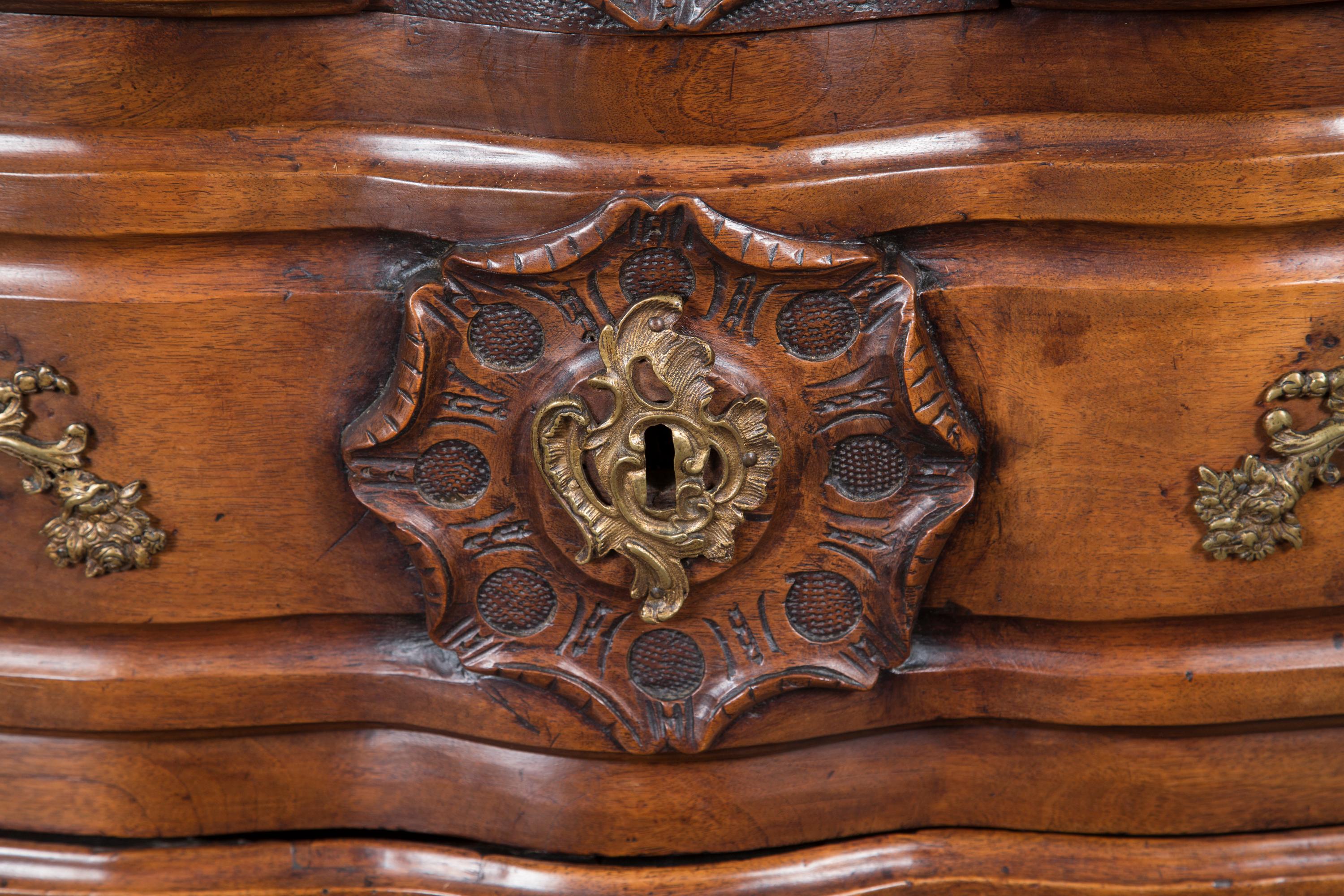 Early 18th Century Regence Period Lyonnaise Walnut Commode / Chest of Drawers For Sale 4