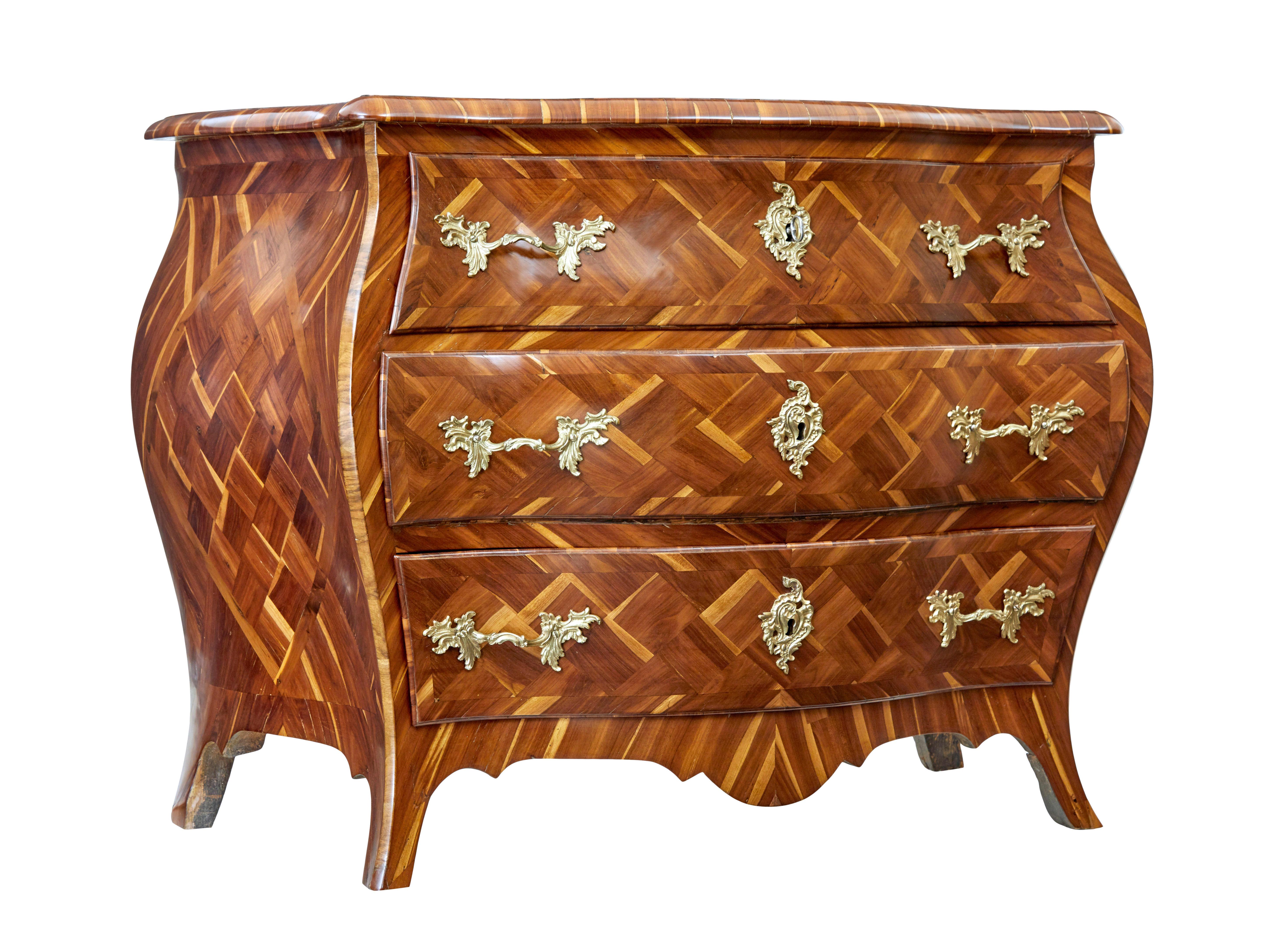 Commodo a bombe di prugna in parquet rococò dell'inizio del XVIII secolo, circa 1730.

Siamo lieti di offrirti una delle più belle cabine di servizio che abbiamo trattato.  Di epoca rococò e insolitamente impiallacciato in prugna, che mette in