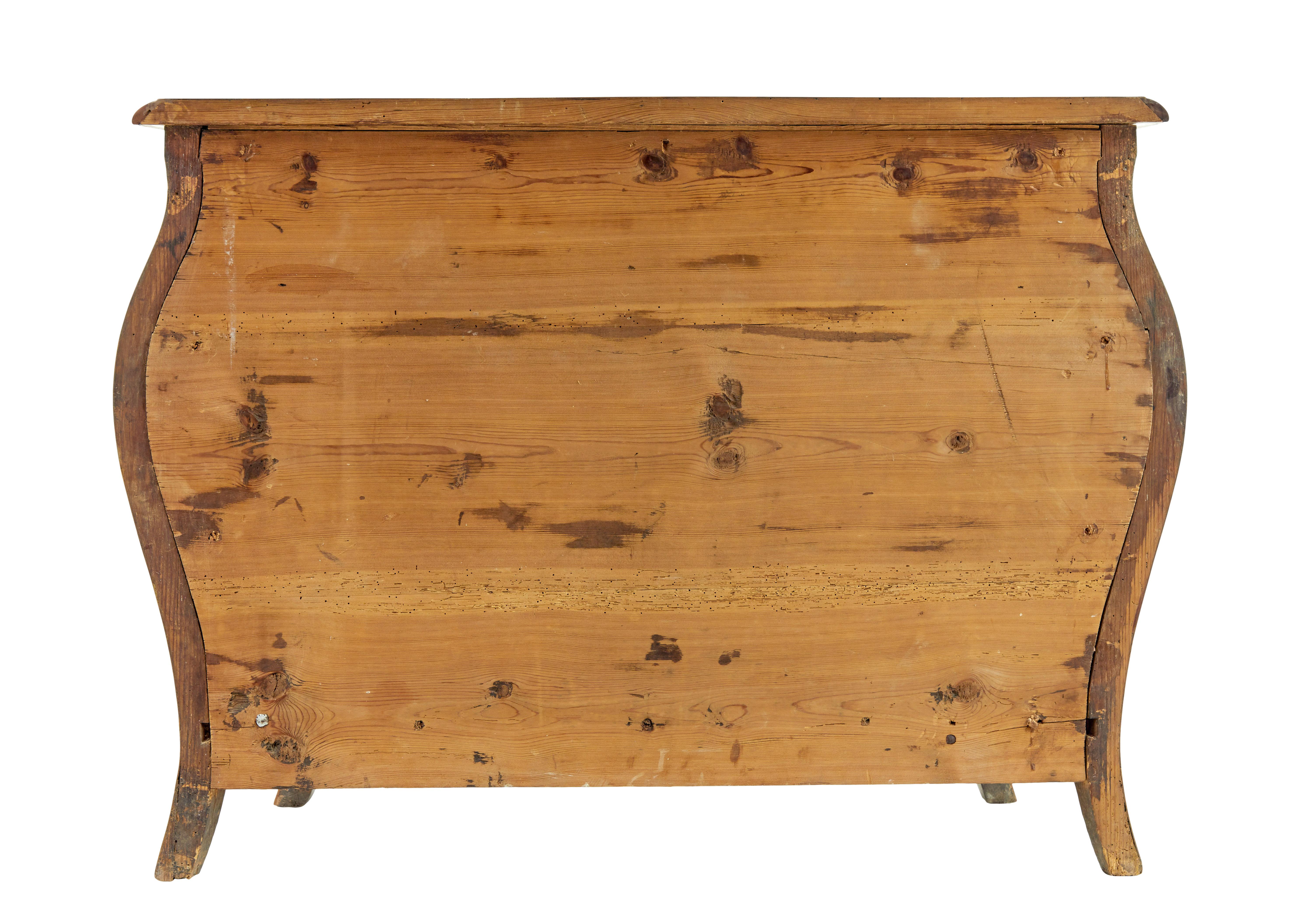 Early 18th century Rococo inlaid plum bombe chest of drawers In Good Condition In Debenham, Suffolk
