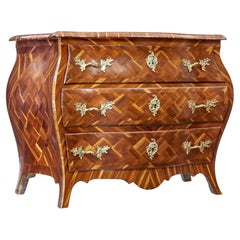 Commode rococo du début du 18e siècle à bombe de prunes marquetées