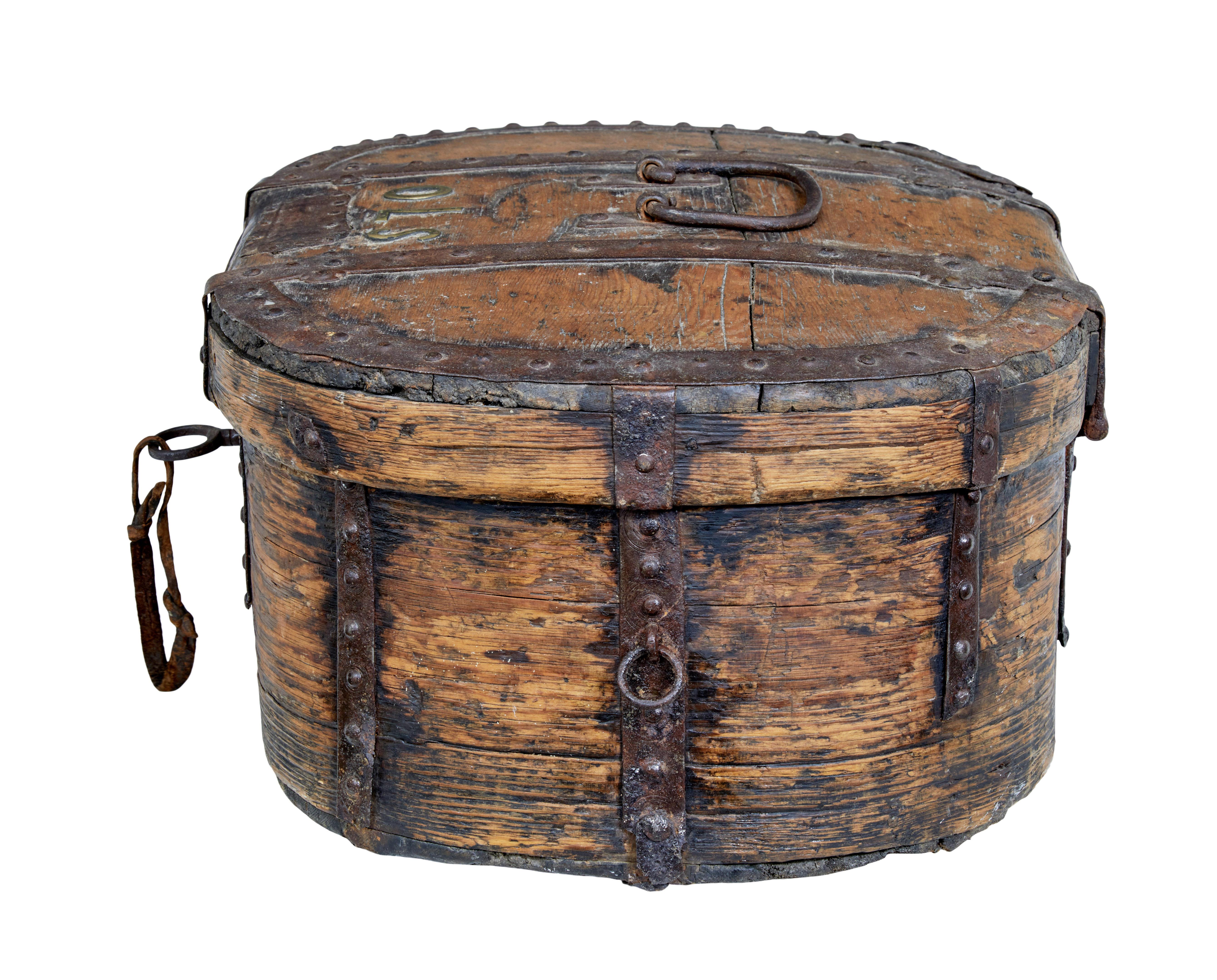 Frühes 18. Jahrhundert Skandinavischer Barockkasten aus Eiche mit Eisenbeschlag (Handgefertigt) im Angebot