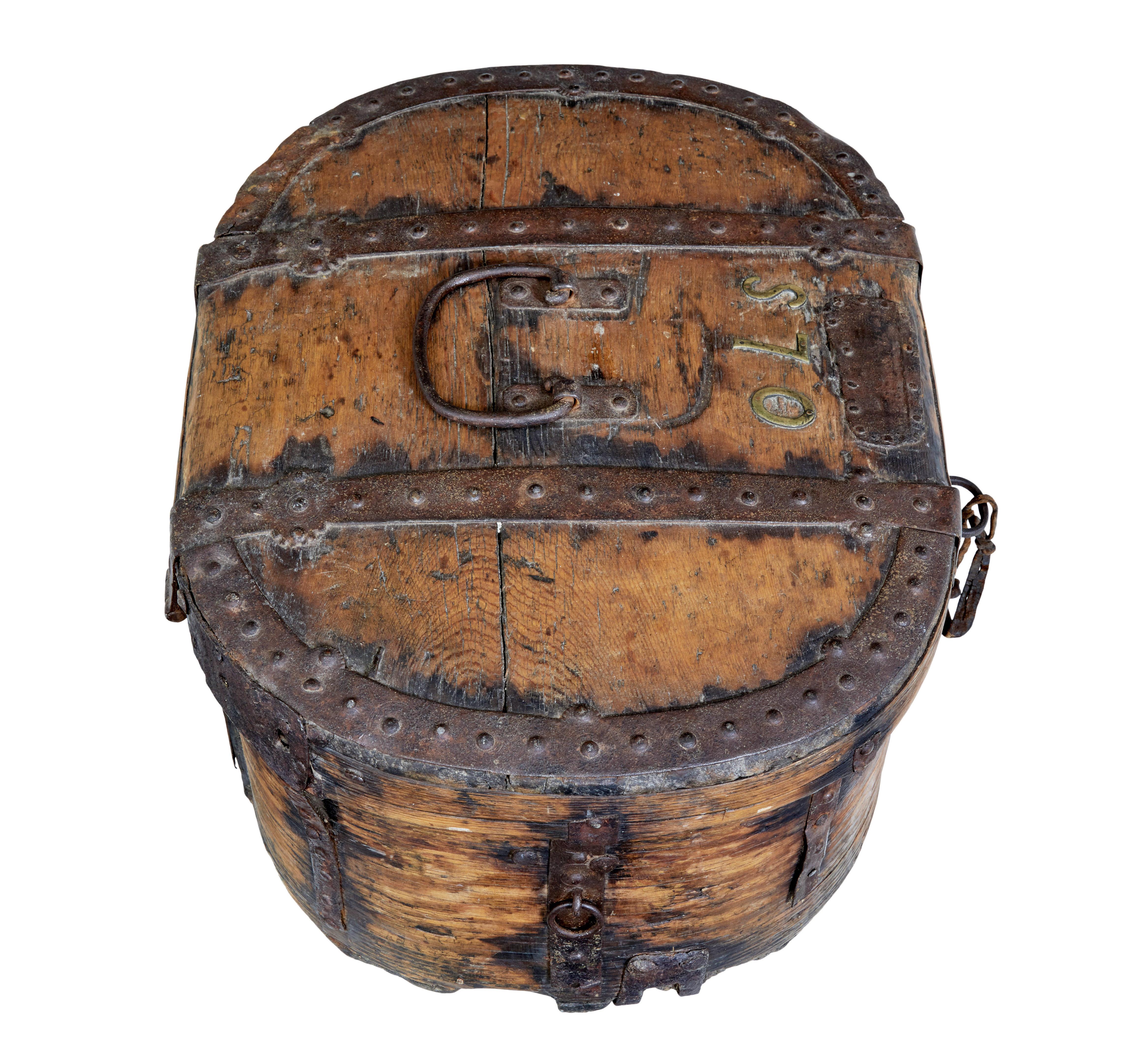 Early 18th century Scandinavian baroque oak iron bound box In Good Condition For Sale In Debenham, Suffolk