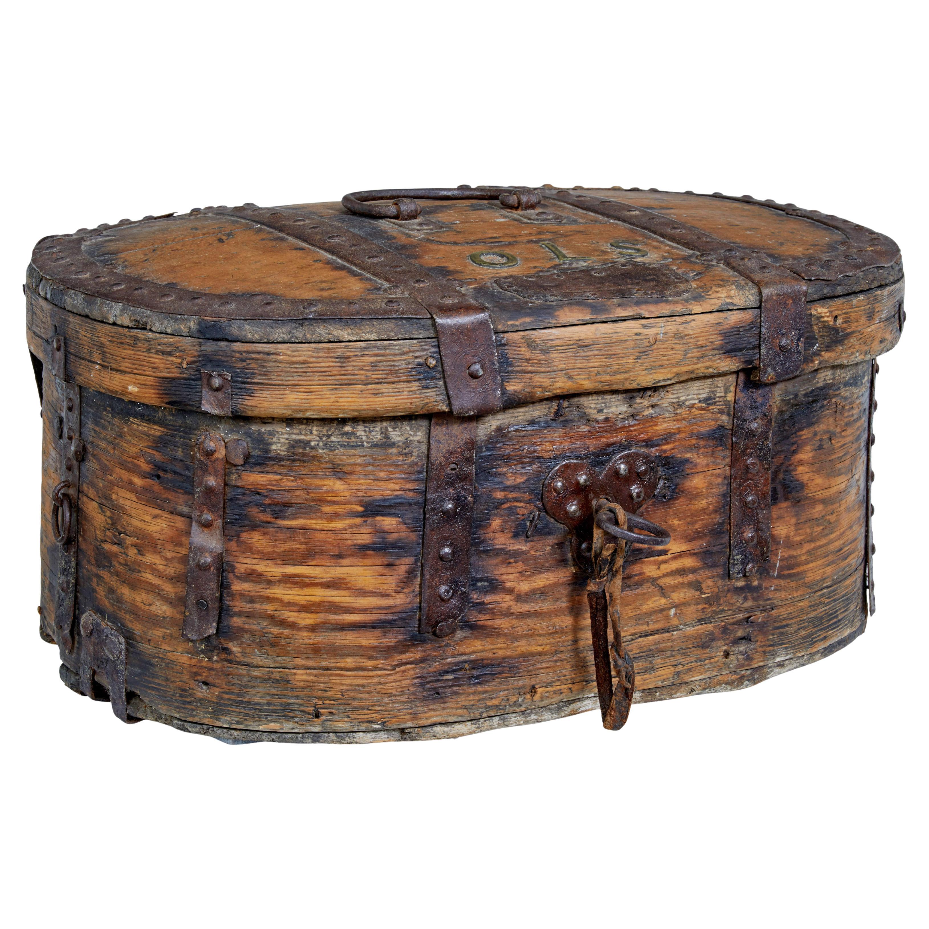 Caja barroca escandinava de hierro y roble de principios del siglo XVIII