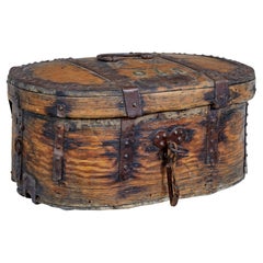 Caja barroca escandinava de hierro y roble de principios del siglo XVIII