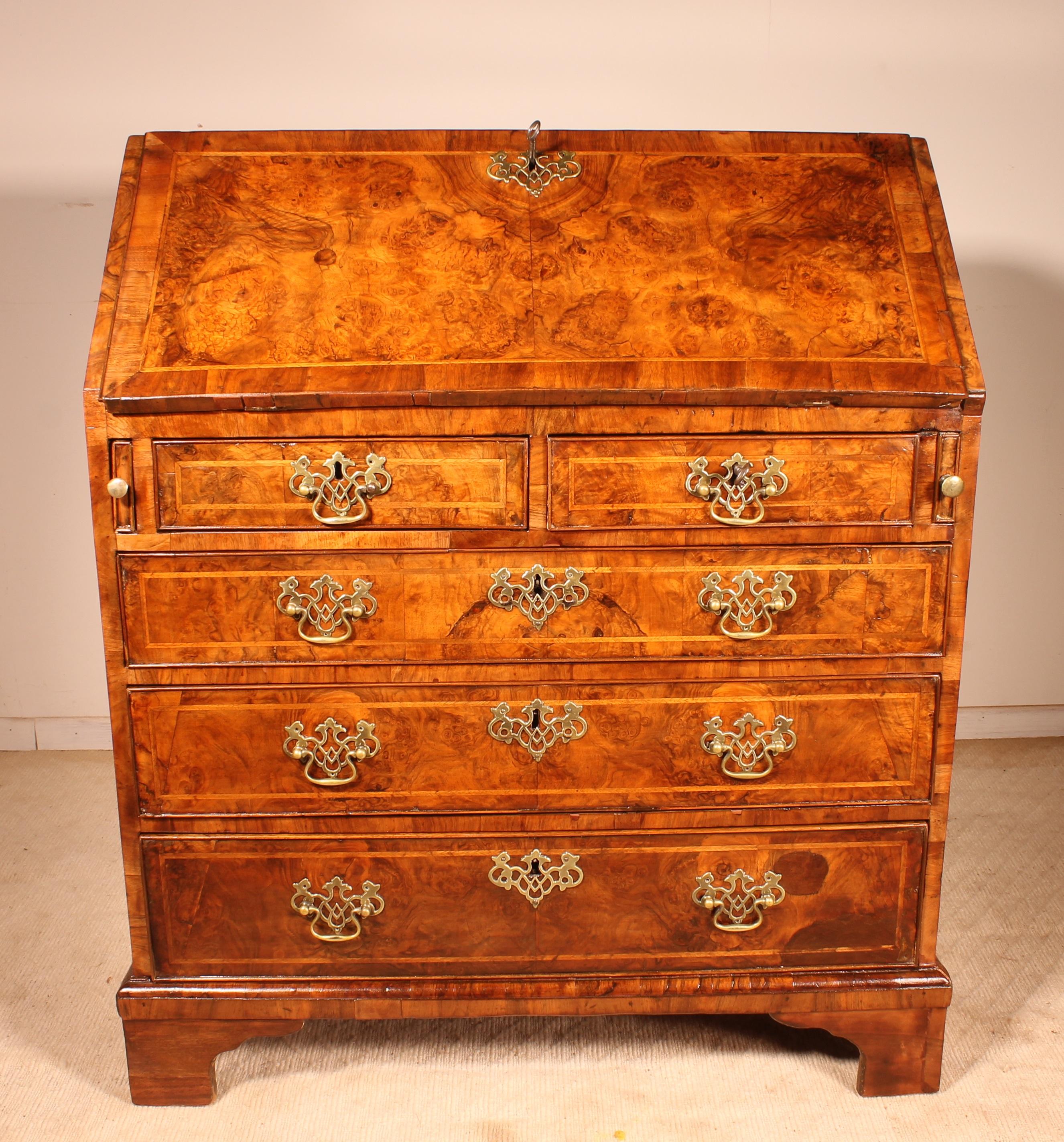 Exceptional Secretary in walnut and blurr walnut from the early 18th century Queen Anne period (1702-1714).
This beautiful secretary stands out by it's beautiful interior and exceptional quality.

Indeed, the front of the desk is entirely in
