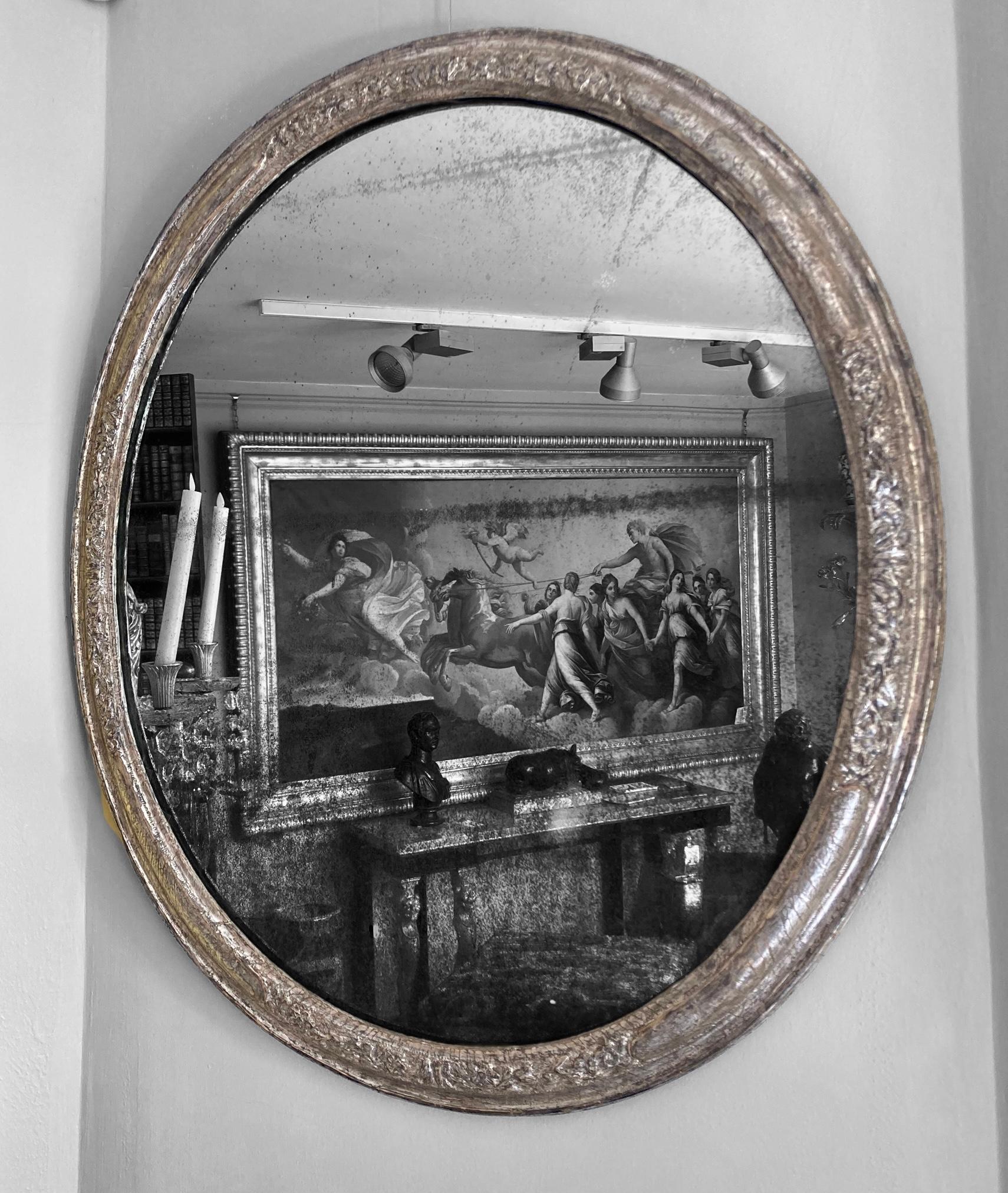 Un superbe miroir ovale en argent doré du XVIIIe siècle, bien proportionné, avec une plaque de miroir en mercure à l'ancienne.
Sculpture sur le dessus, le dessous et les deux côtés.