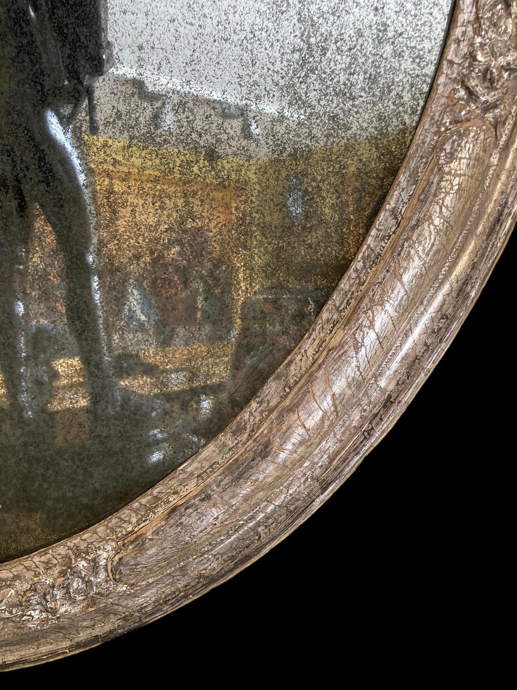 XVIIIe siècle Miroir ovale en argent doré du début du 18e siècle en vente