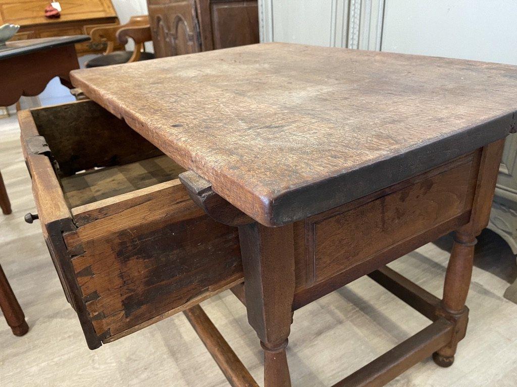 Early 18th Century Single Drawer Spanish Walnut Tavern Table In Good Condition In Doylestown, PA