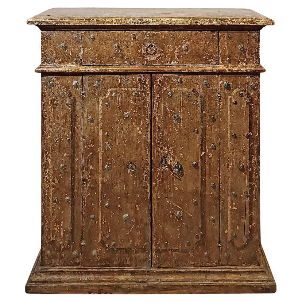 EARLY 18th CENTURY SMALL PAINTED SIDEBOARD in vendita