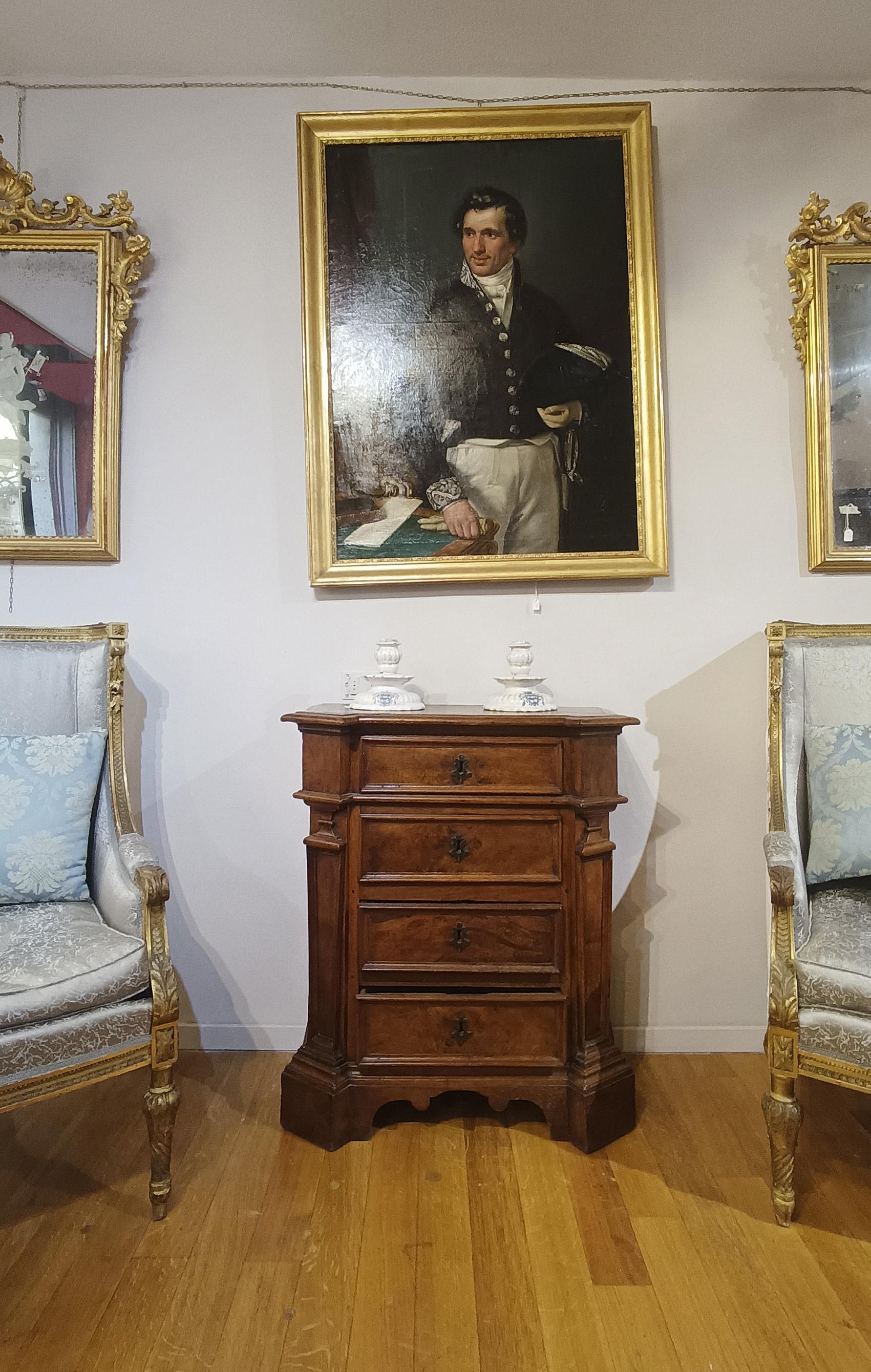 EARLY 18th CENTURY SMALL WALNUT CHEST OF DRAWERS en venta 2