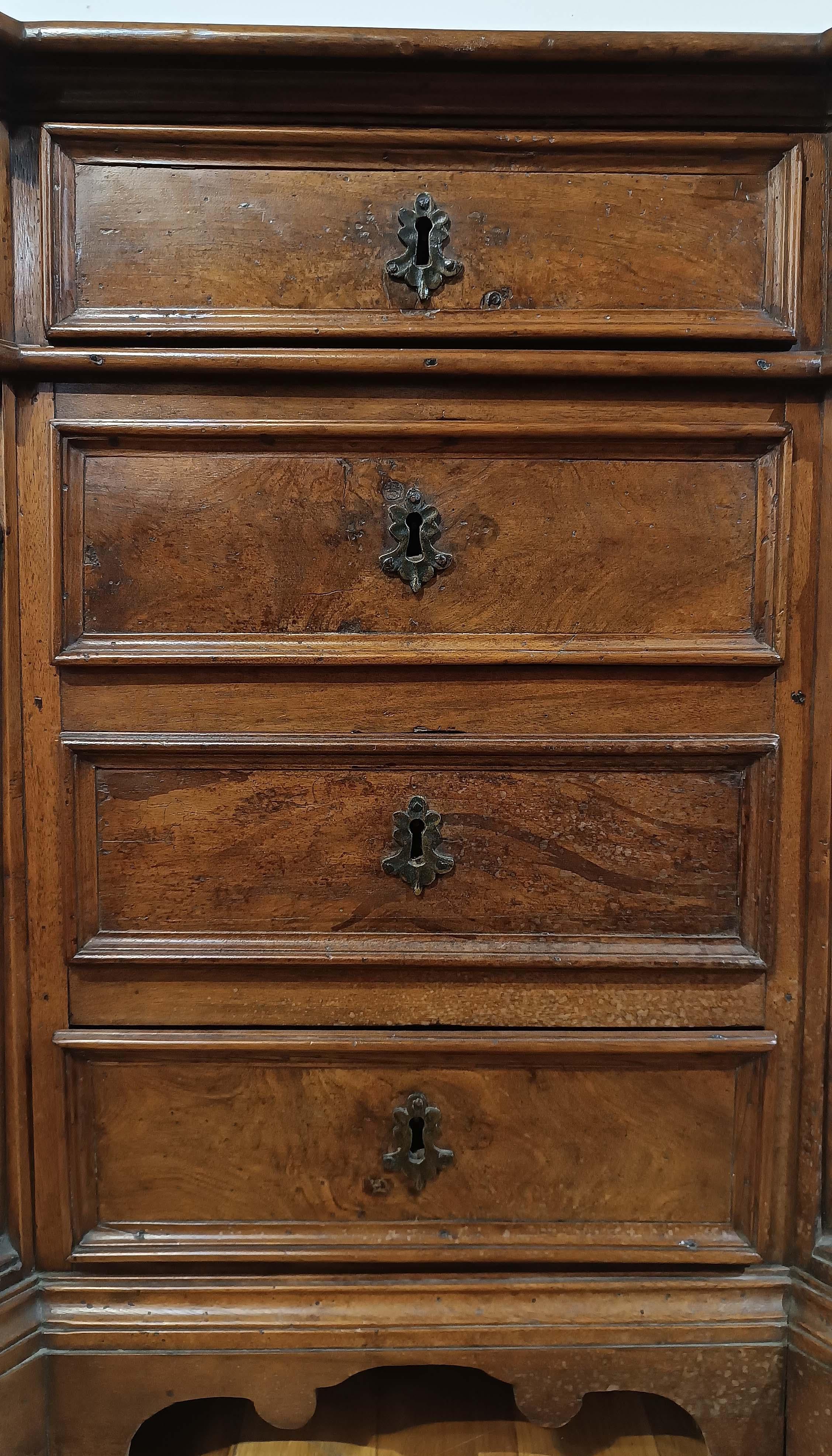 EARLY 18th CENTURY SMALL WALNUT CHEST OF DRAWERS en venta 3