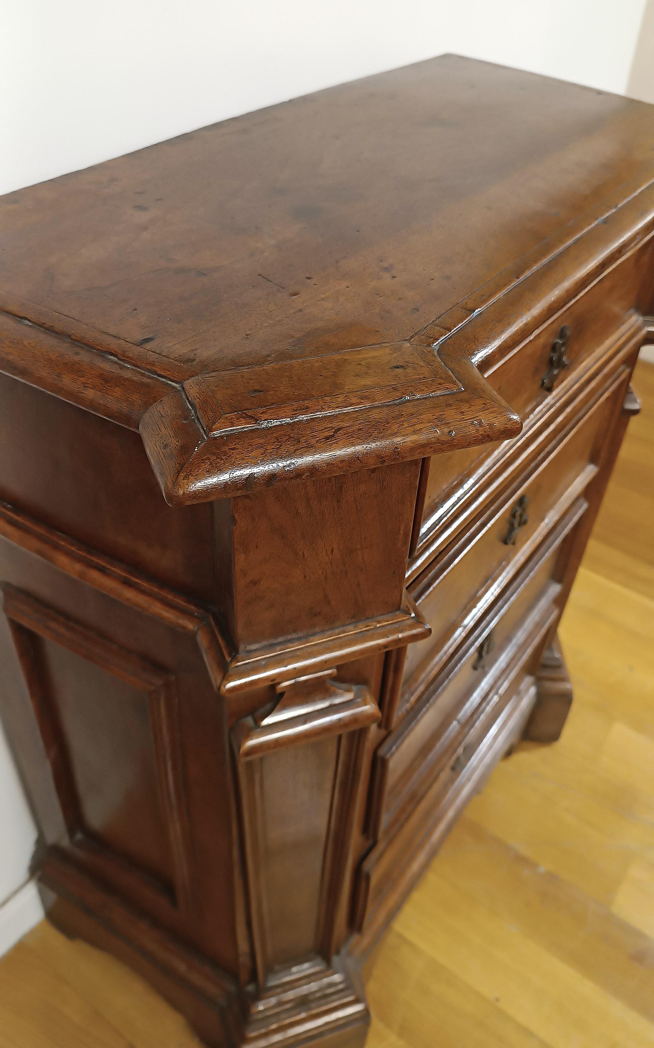EARLY 18th CENTURY SMALL WALNUT CHEST OF DRAWERS en venta 4