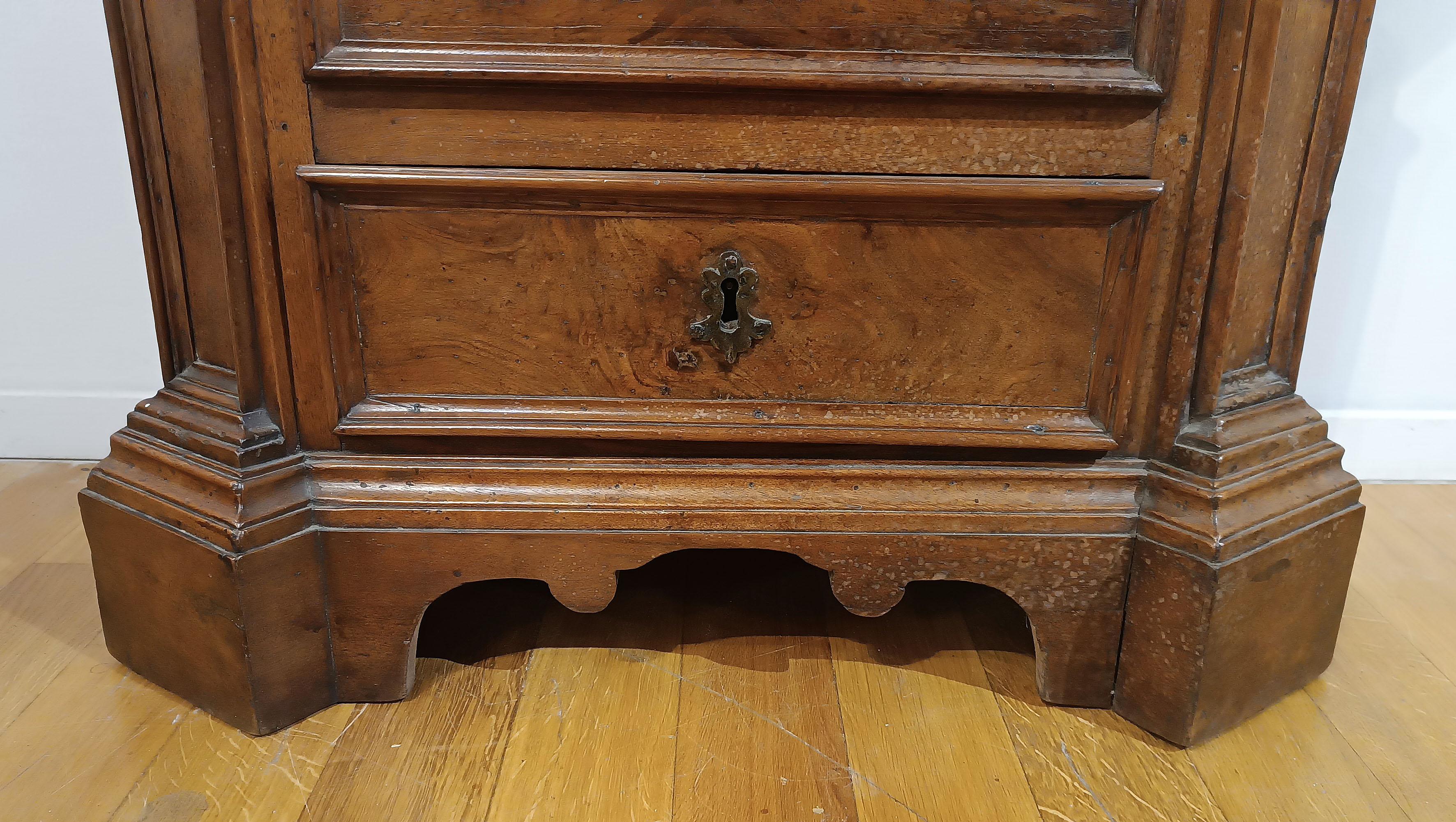 EARLY 18th CENTURY SMALL WALNUT CHEST OF DRAWERS en venta 5