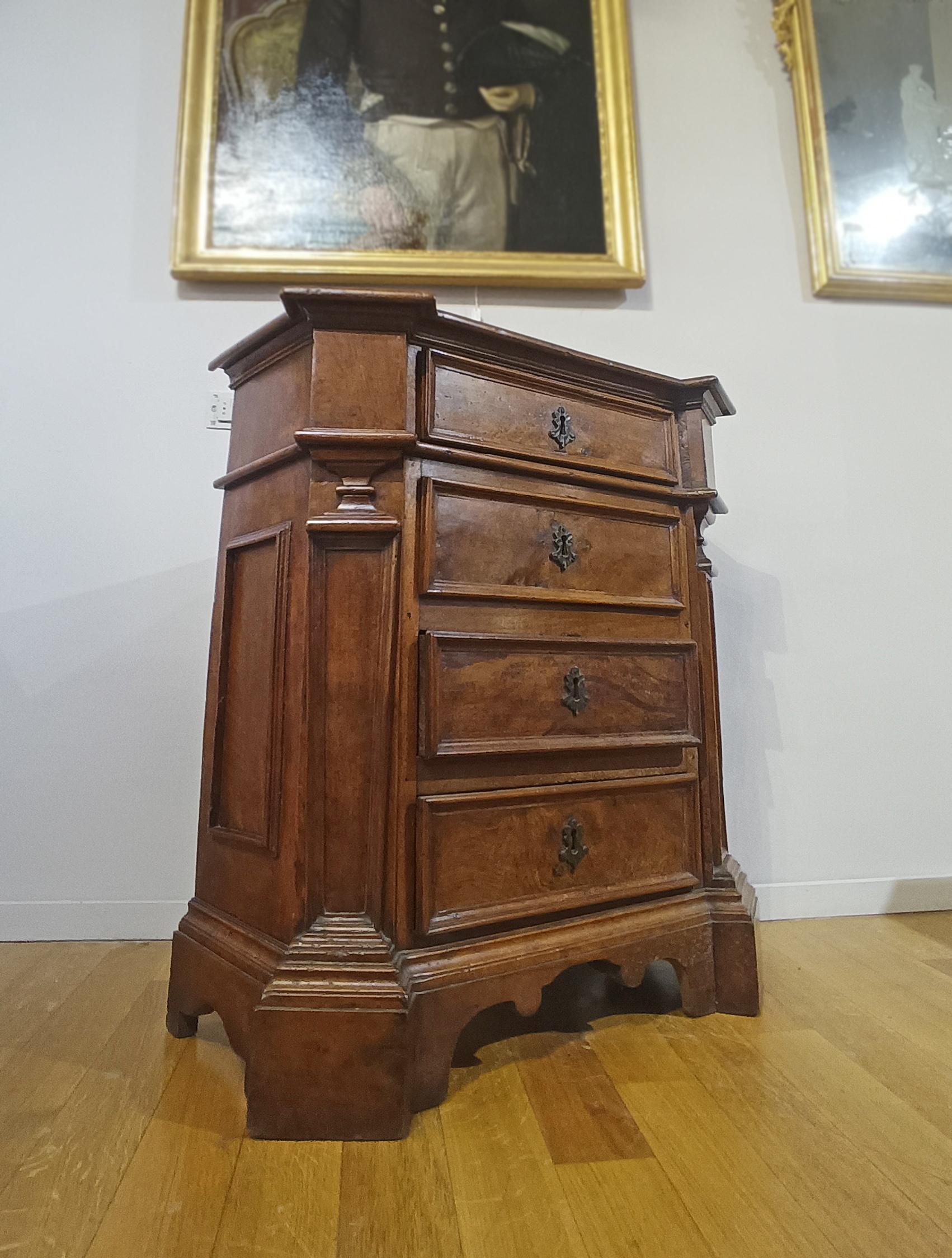 EARLY 18th CENTURY SMALL WALNUT CHEST OF DRAWERS en venta 6