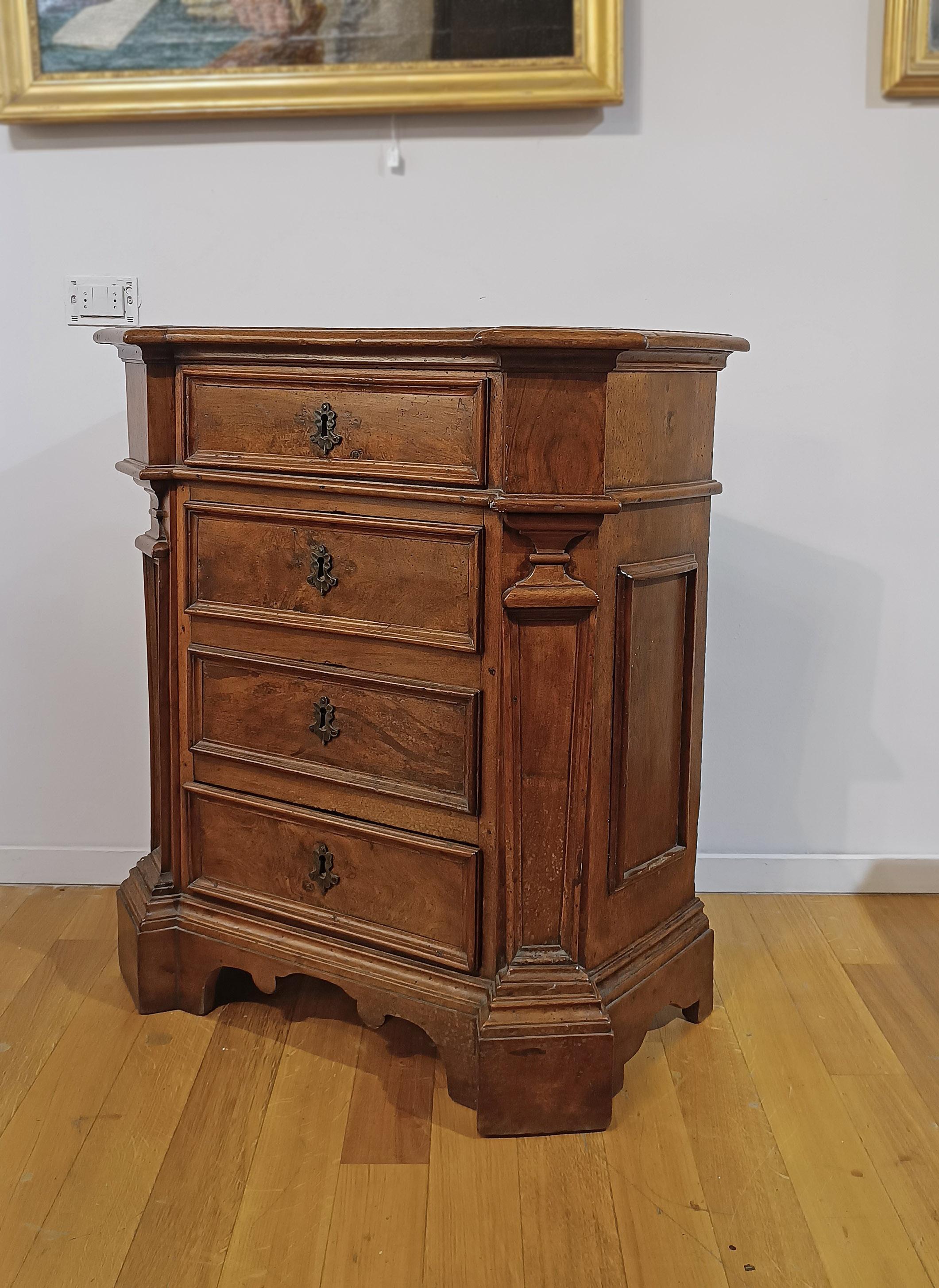 EARLY 18th CENTURY SMALL WALNUT CHEST OF DRAWERS Luis XIV en venta
