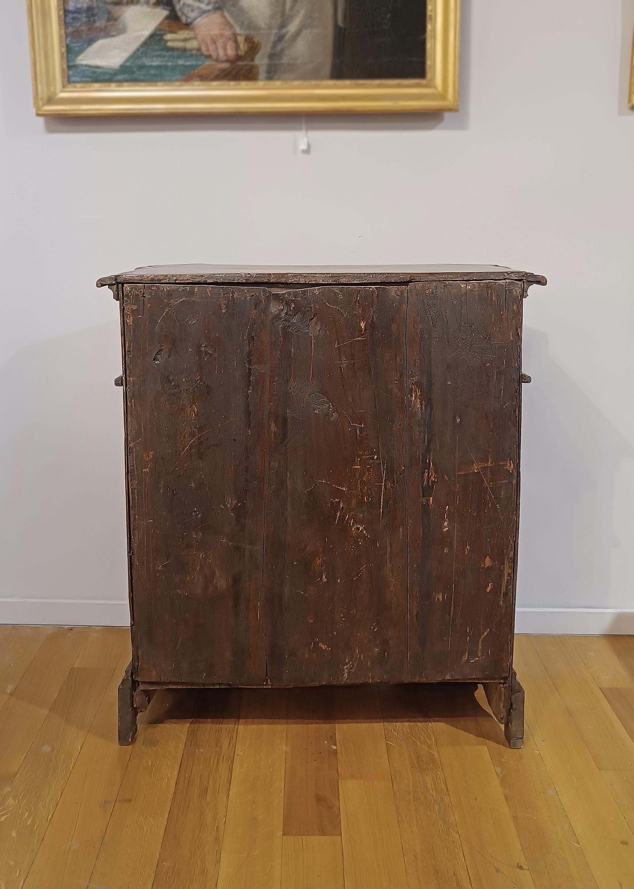 EARLY 18th CENTURY SMALL WALNUT CHEST OF DRAWERS Italian en venta