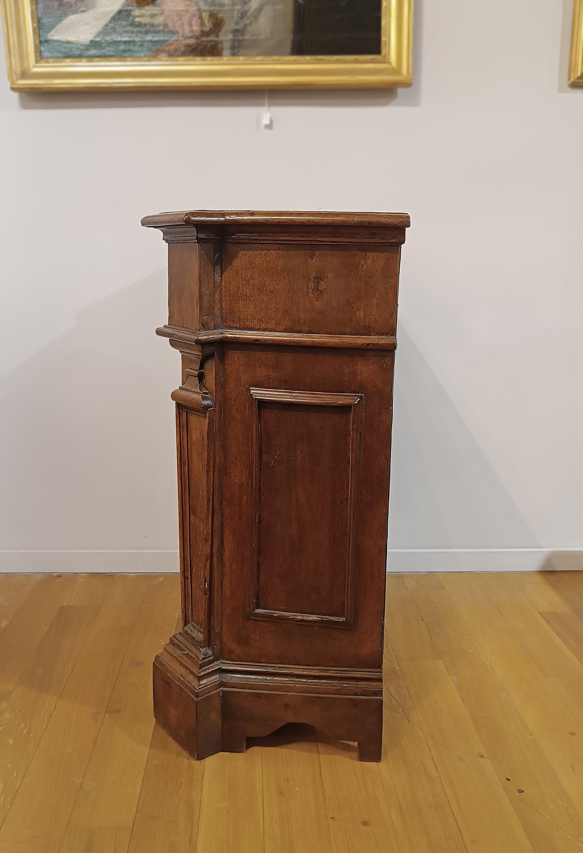 EARLY 18th CENTURY SMALL WALNUT CHEST OF DRAWERS Tallado a mano en venta