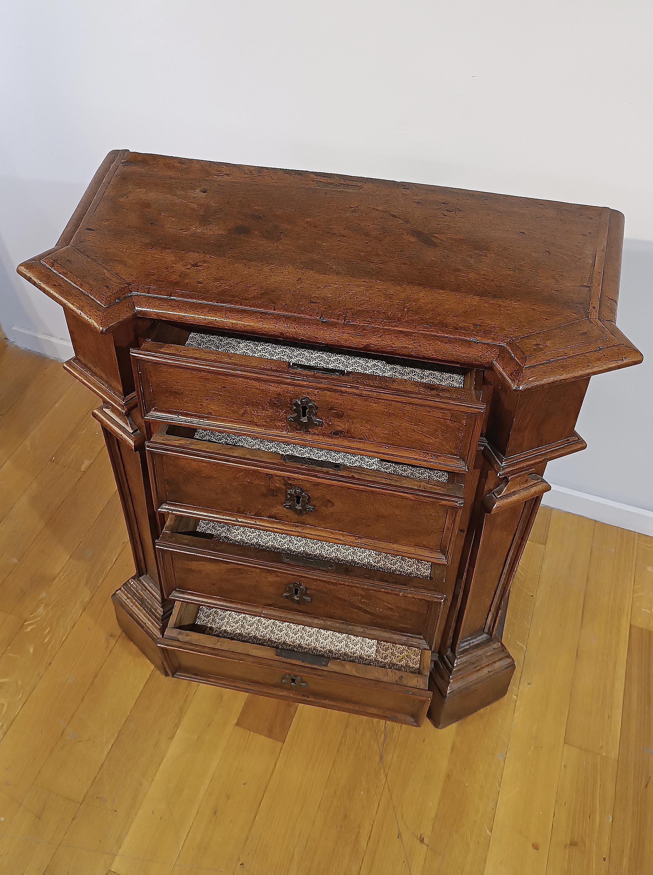 EARLY 18th CENTURY SMALL WALNUT CHEST OF DRAWERS en Bueno estado para la venta en Firenze, FI