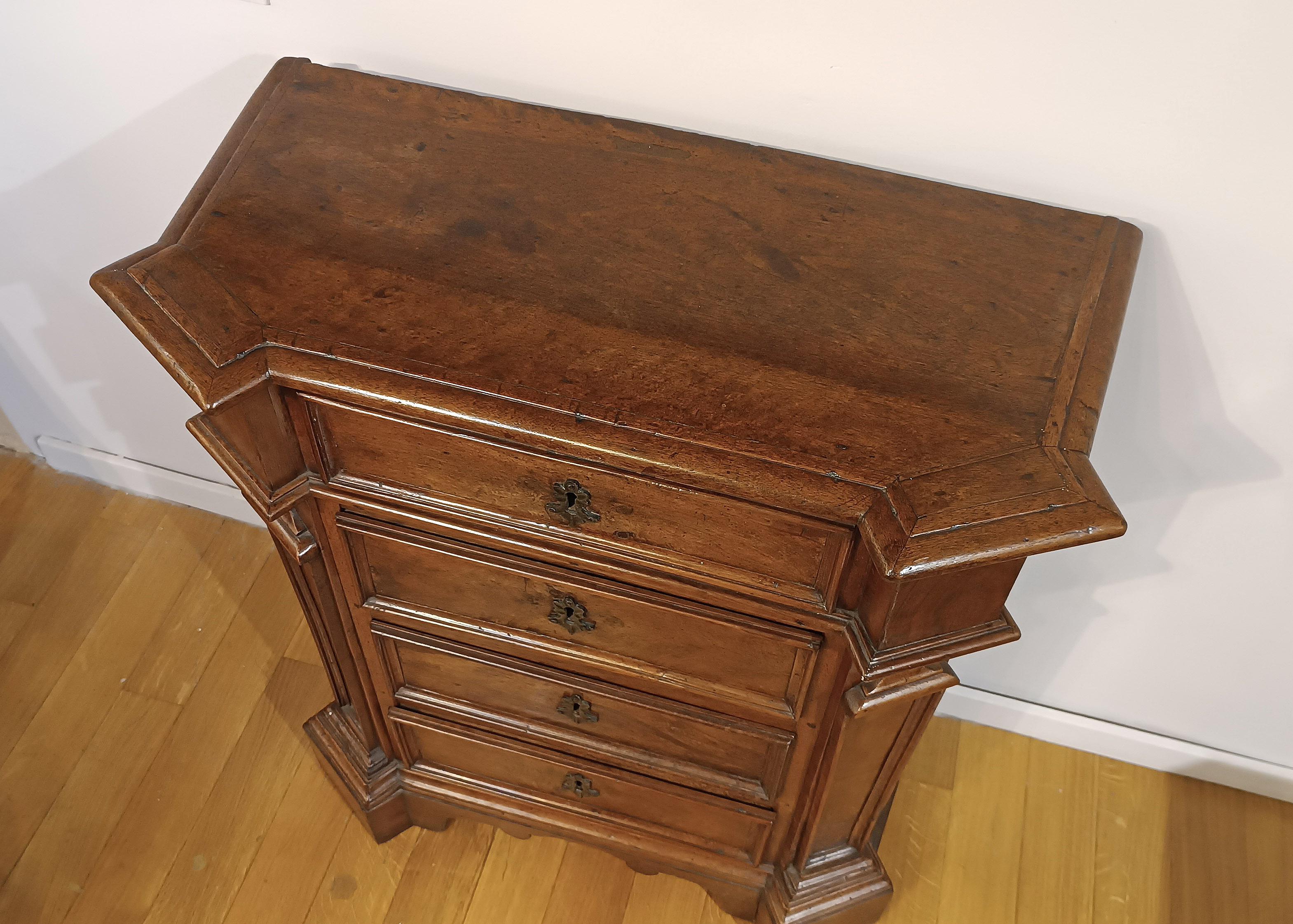 EARLY 18th CENTURY SMALL WALNUT CHEST OF DRAWERS 18th Century en venta