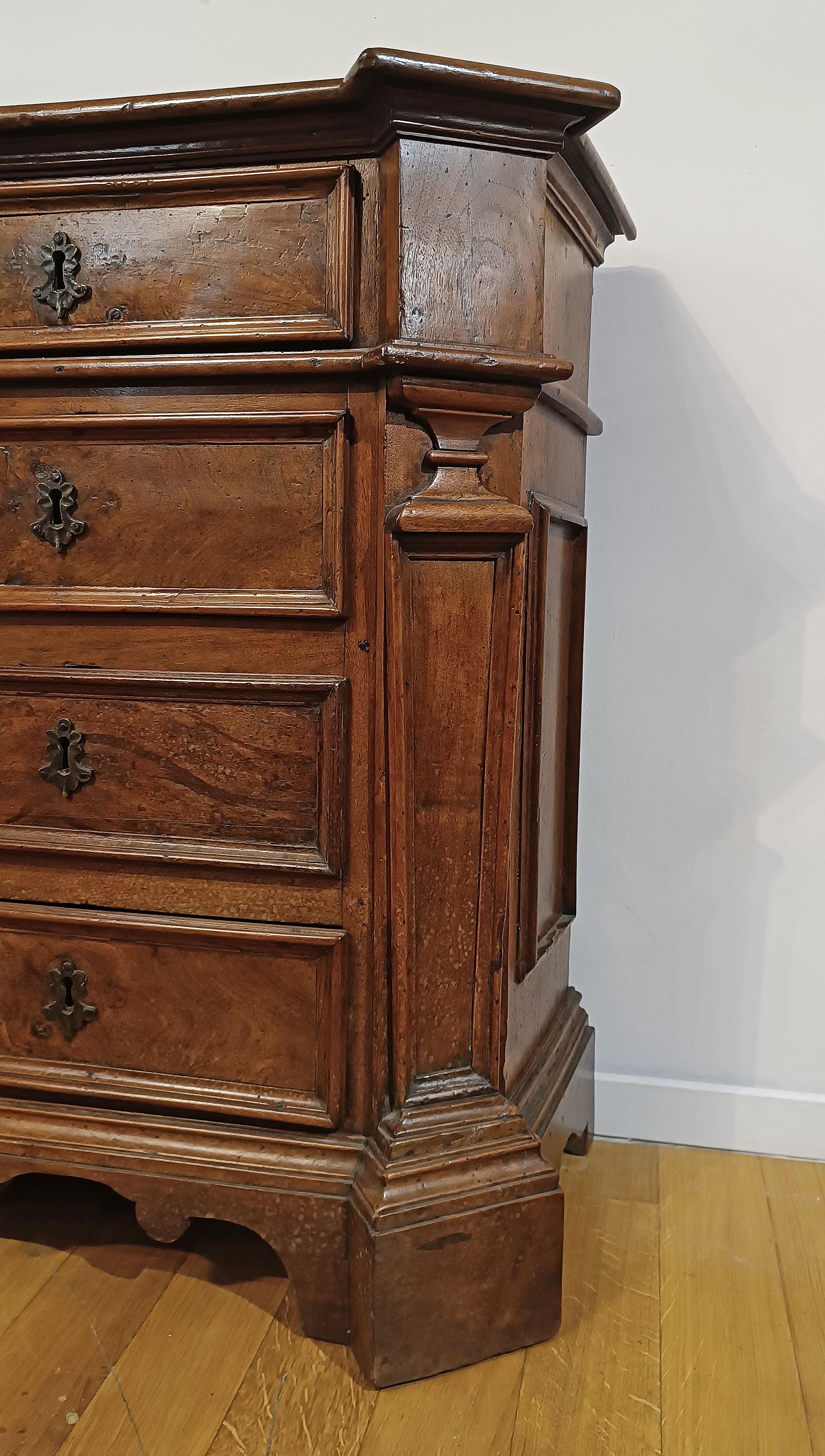 EARLY 18th CENTURY SMALL WALNUT CHEST OF DRAWERS Nogal en venta