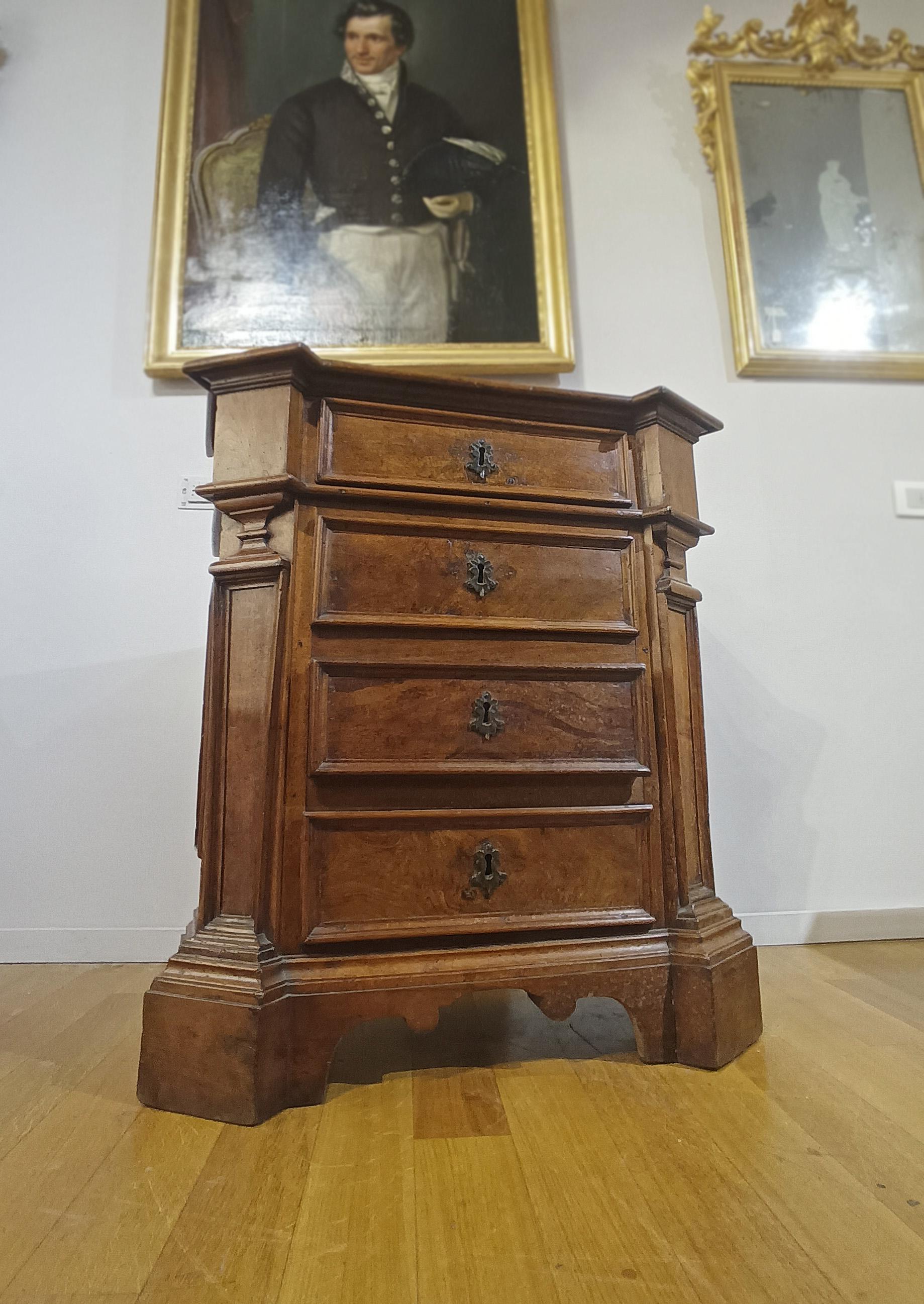 EARLY 18th CENTURY SMALL WALNUT CHEST OF DRAWERS en venta 1
