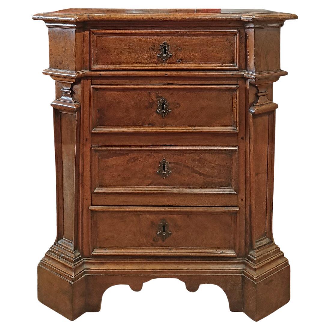 EARLY 18th CENTURY SMALL WALNUT CHEST OF DRAWERS en venta