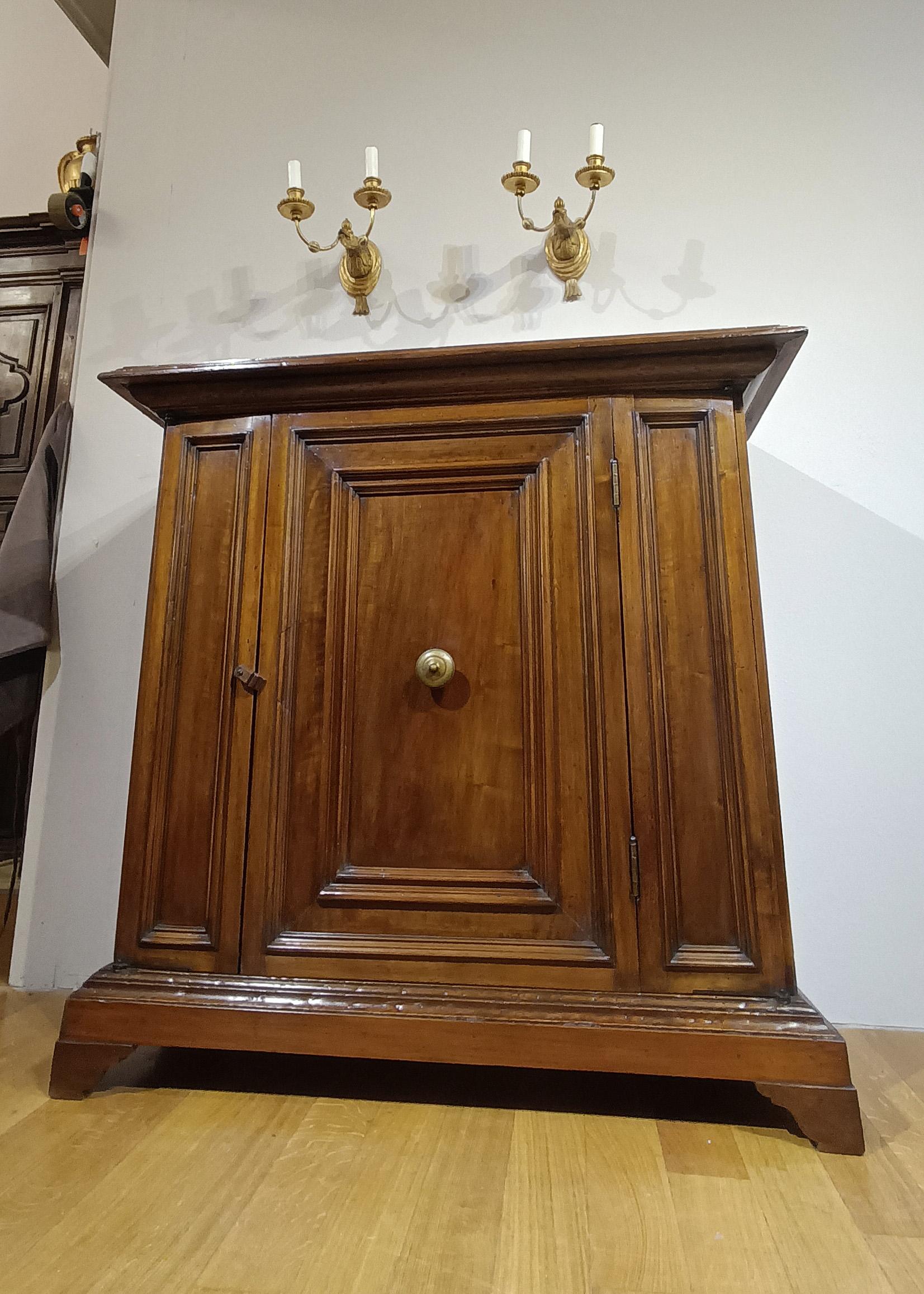 EARLY 18th CENTURY SOLID WALNUT SIDEBOARD im Angebot 2