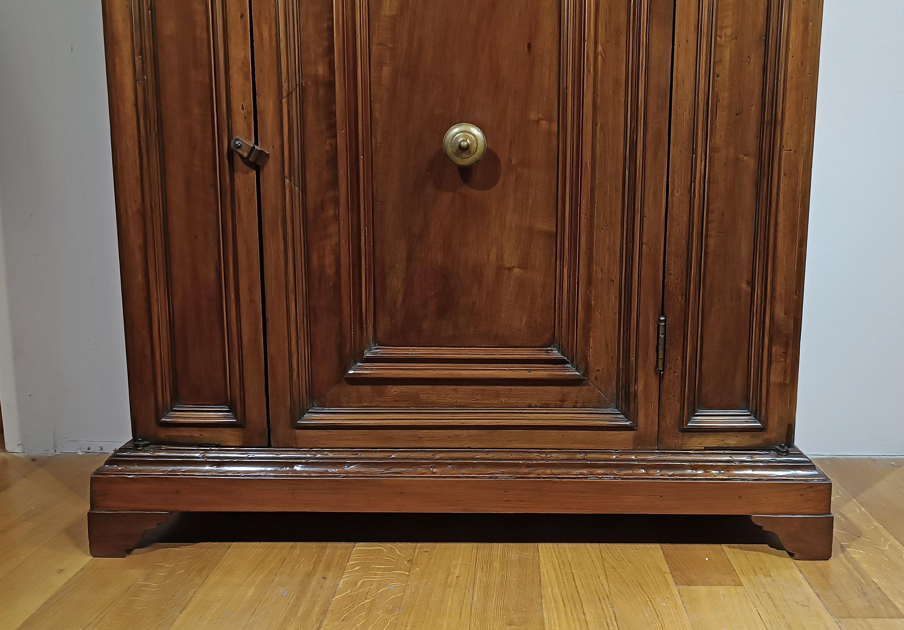 EARLY 18th CENTURY SOLID WALNUT SIDEBOARD im Angebot 3