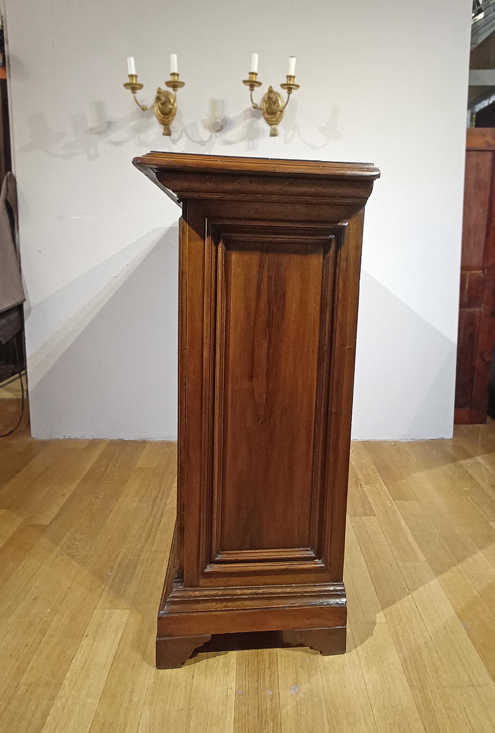 EARLY 18th CENTURY SOLID WALNUT SIDEBOARD im Angebot 4