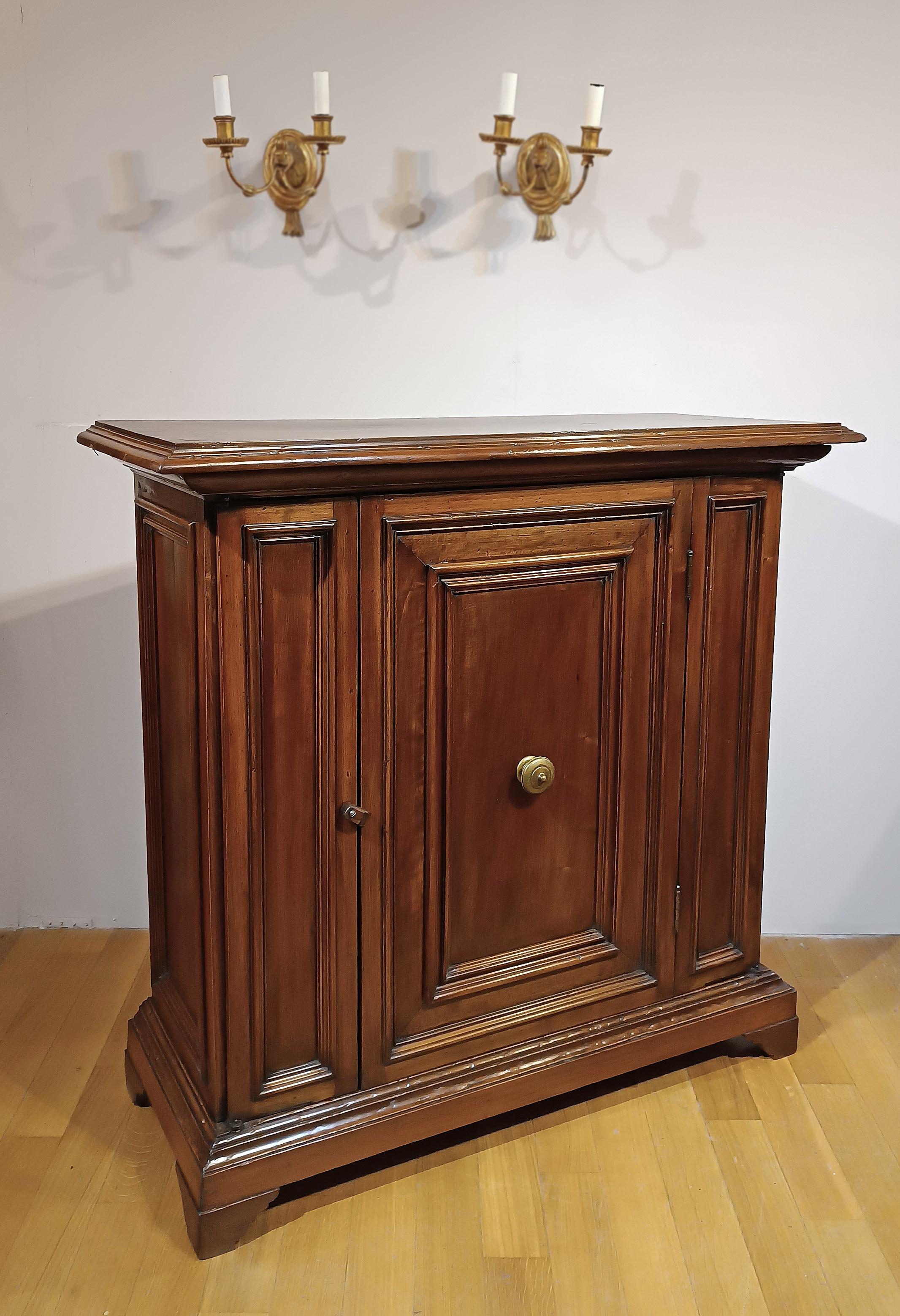 EARLY 18th CENTURY SOLID WALNUT SIDEBOARD (Louis XIV.) im Angebot