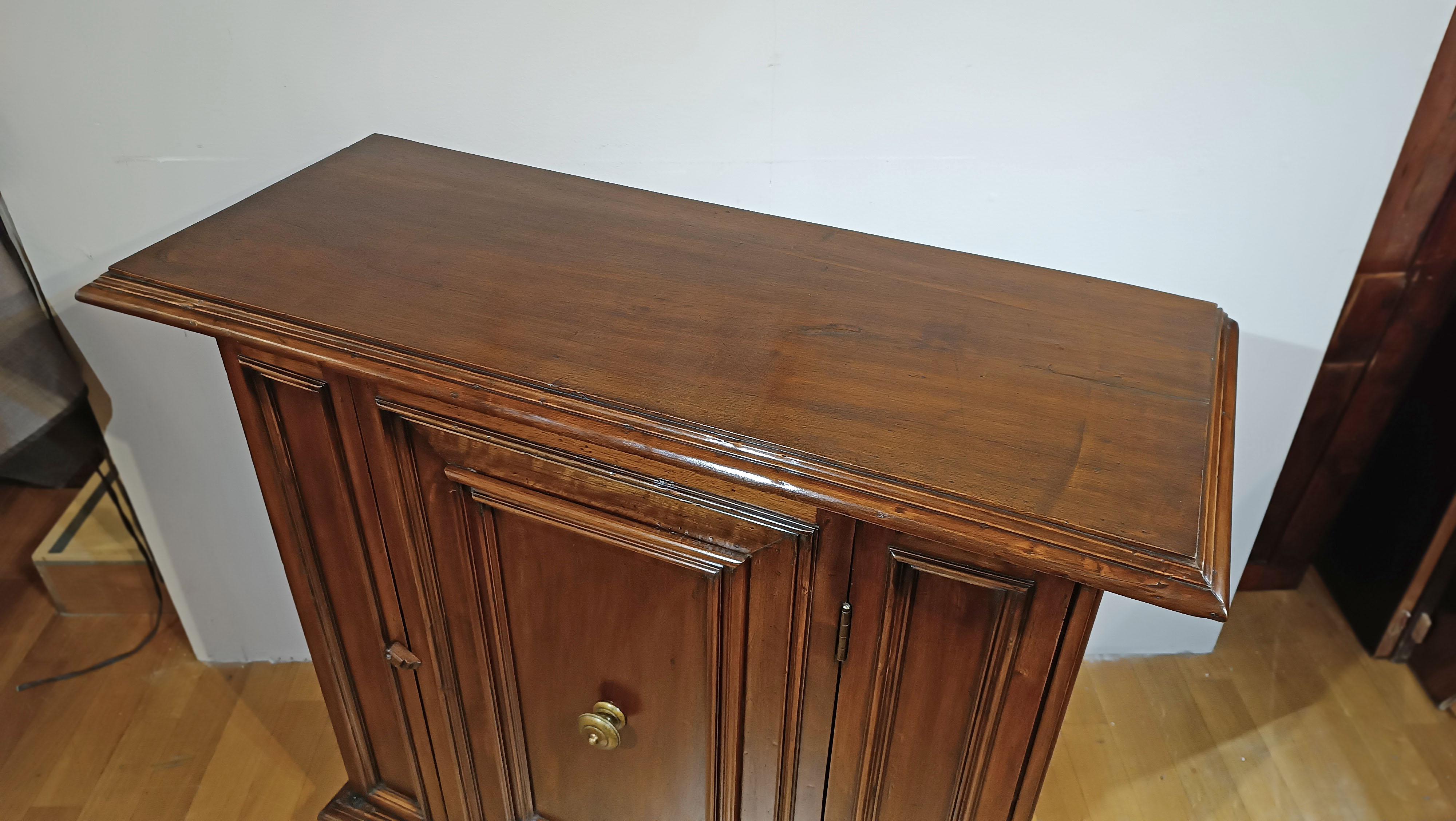 EARLY 18th CENTURY SOLID WALNUT SIDEBOARD (Handgeschnitzt) im Angebot