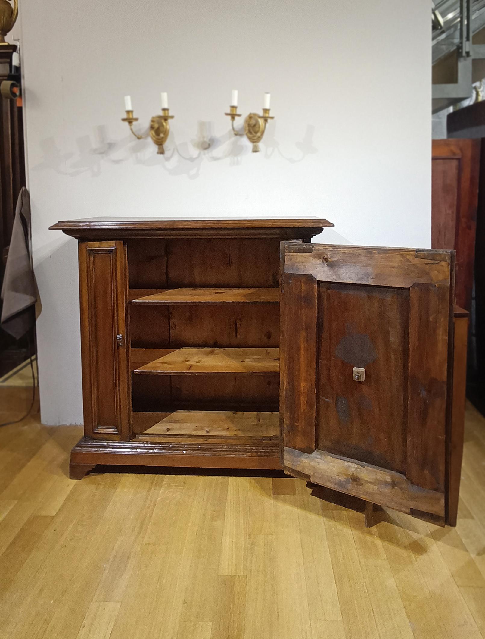 EARLY 18th CENTURY SOLID WALNUT SIDEBOARD im Zustand „Gut“ im Angebot in Firenze, FI